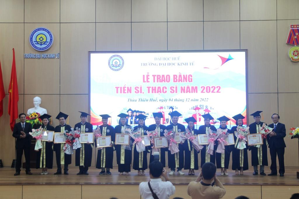 Tặng Bằng khen cho các tân thạc sĩ. Tặng Bằng khen cho các tân thạc sĩ.