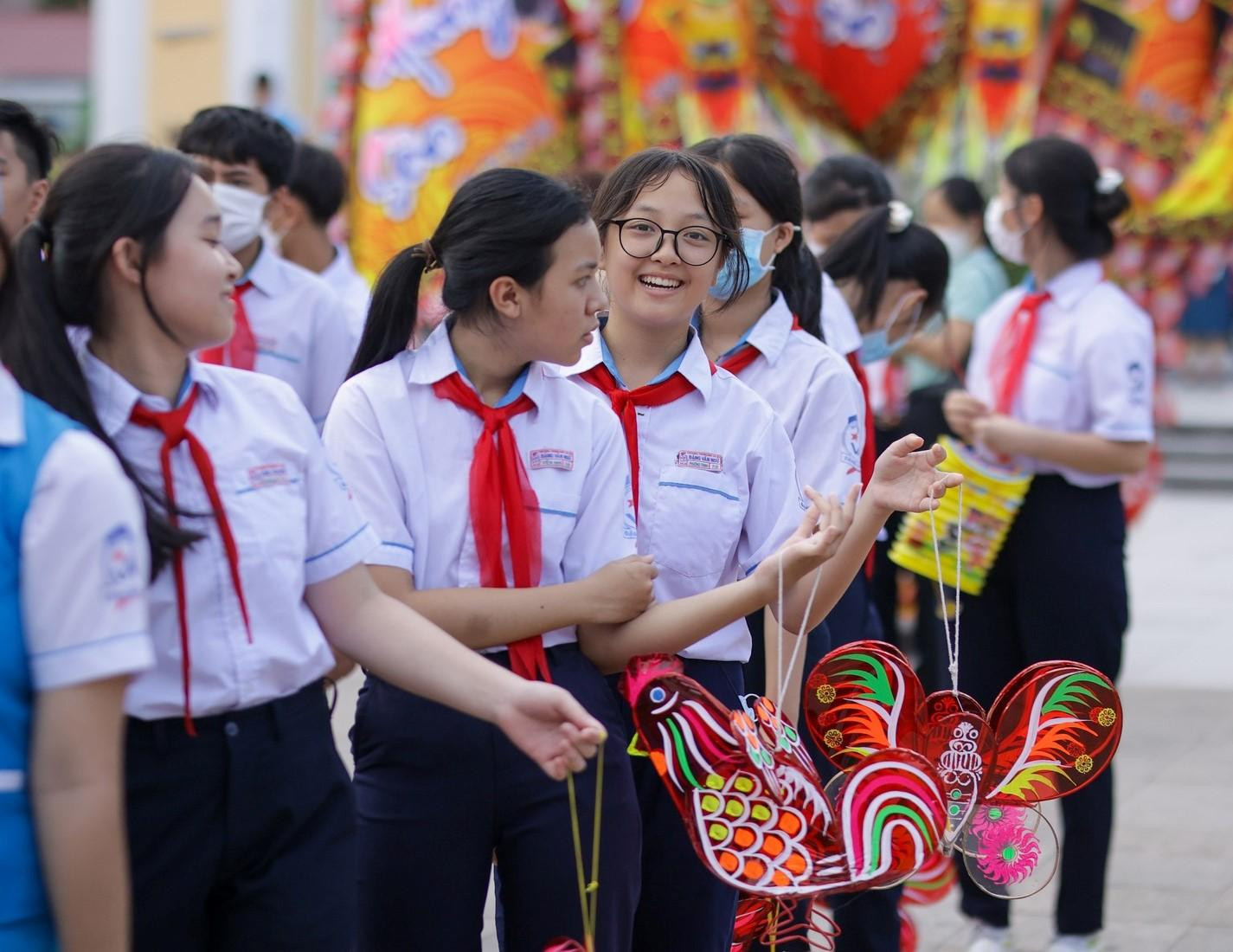 Nụ cười học sinh dịp Tết Trung thu. Nụ cười học sinh dịp Tết Trung thu.