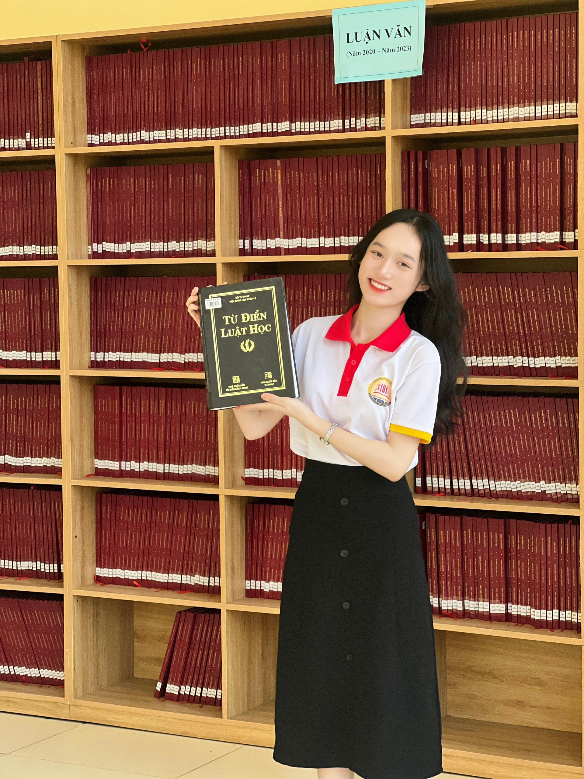 Với hàng nghìn đầu sách, thư viện có đầy đủ các loại sách như: giáo trình, sách tham khảo, hướng dẫn học các môn học, khóa luận, tạp chí pháp luật, nghiên cứu khoa học,...