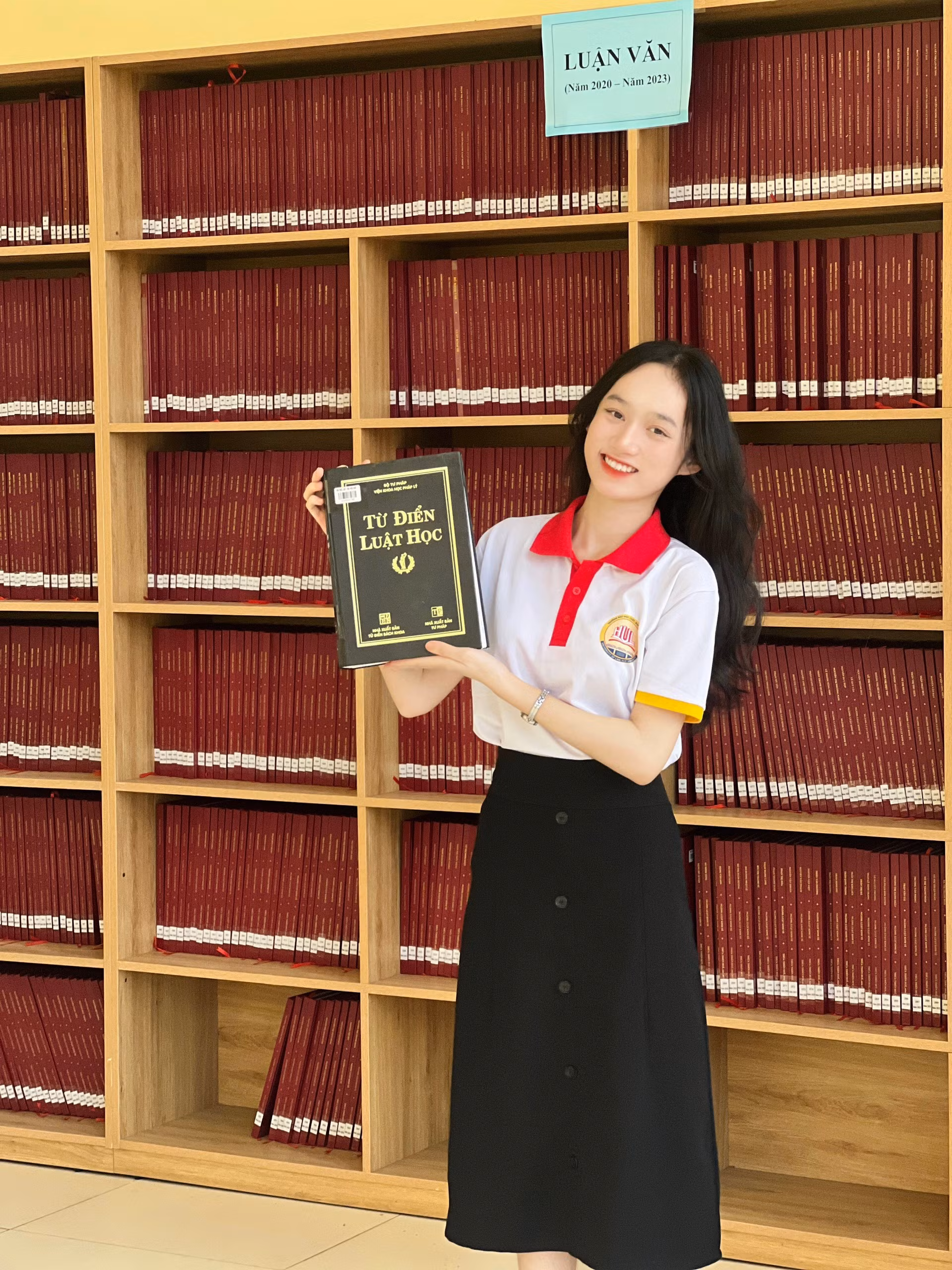 Với hàng nghìn đầu sách, thư viện có đầy đủ các loại sách như: giáo trình, sách tham khảo, hướng dẫn học các môn học, khóa luận, tạp chí pháp luật, nghiên cứu khoa học,...