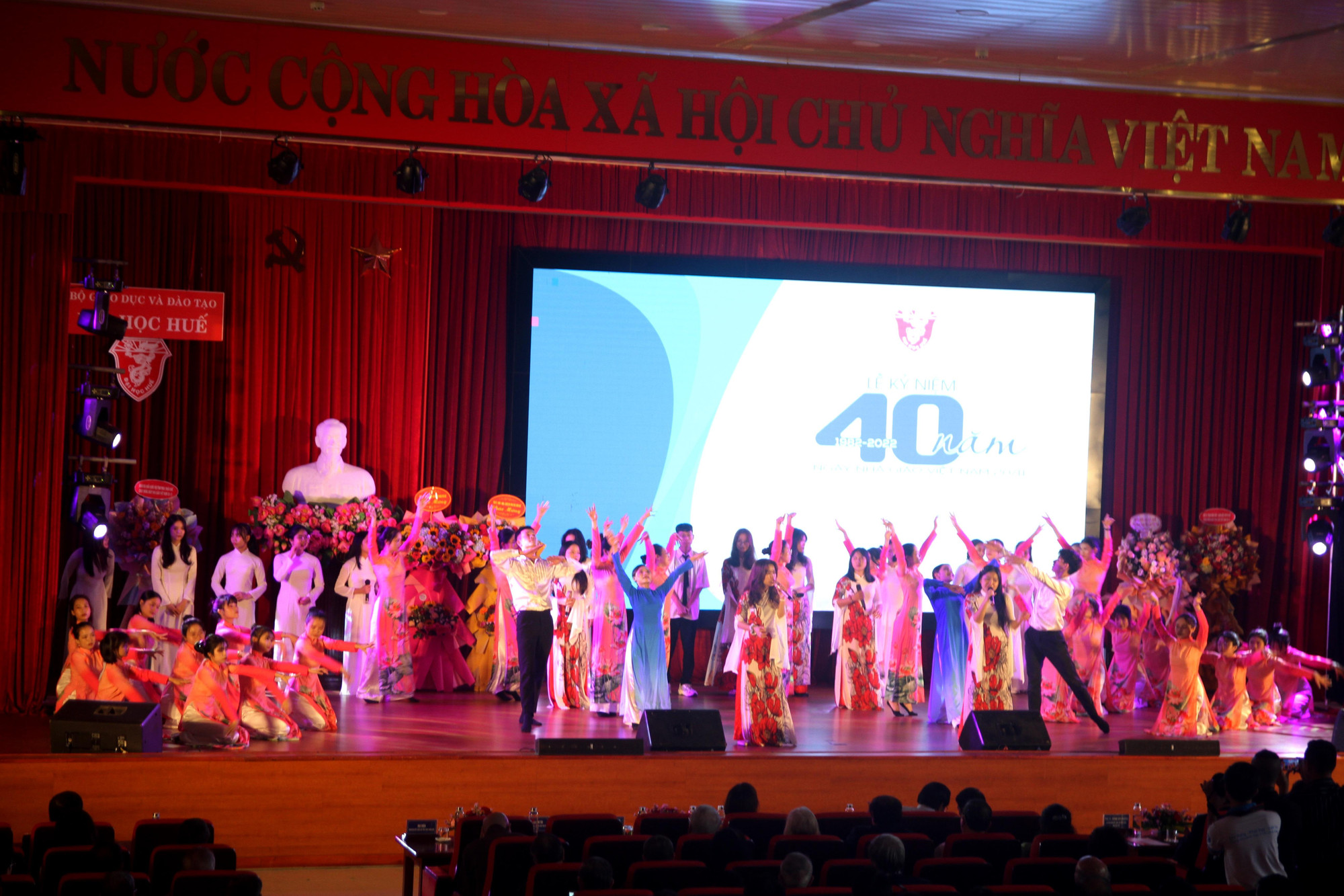Những màn văn nghệ tràn đầy tình cảm của học sinh, sinh viên dành cho thầy cô Đại học Huế. Những màn văn nghệ tràn đầy tình cảm của học sinh, sinh viên dành cho thầy cô Đại học Huế.