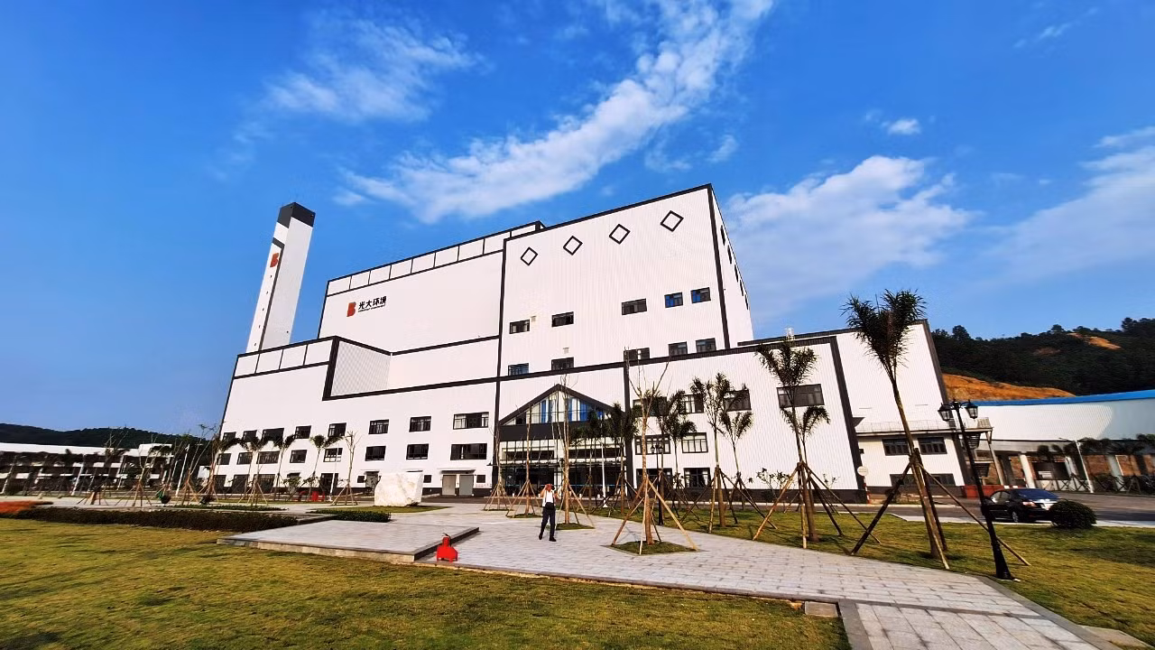 Nhà máy xử lý rác thải sinh hoạt Phú Sơn khởi công xây dựng từ cuối năm 2021, tổng mức đầu tư gần 1.700 tỷ đồng, diện tích hơn 11,2ha ở xã Phú Sơn, thị xã Hương Thủy, Thừa Thiên Huế. Nhà máy xử lý rác thải sinh hoạt Phú Sơn khởi công xây dựng từ cuối năm 2021, tổng mức đầu tư gần 1.700 tỷ đồng, diện tích hơn 11,2ha ở xã Phú Sơn, thị xã Hương Thủy, Thừa Thiên Huế.