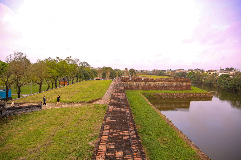Bờ thành cổ kính, rêu phong kéo dài dọc Kinh thành Huế.