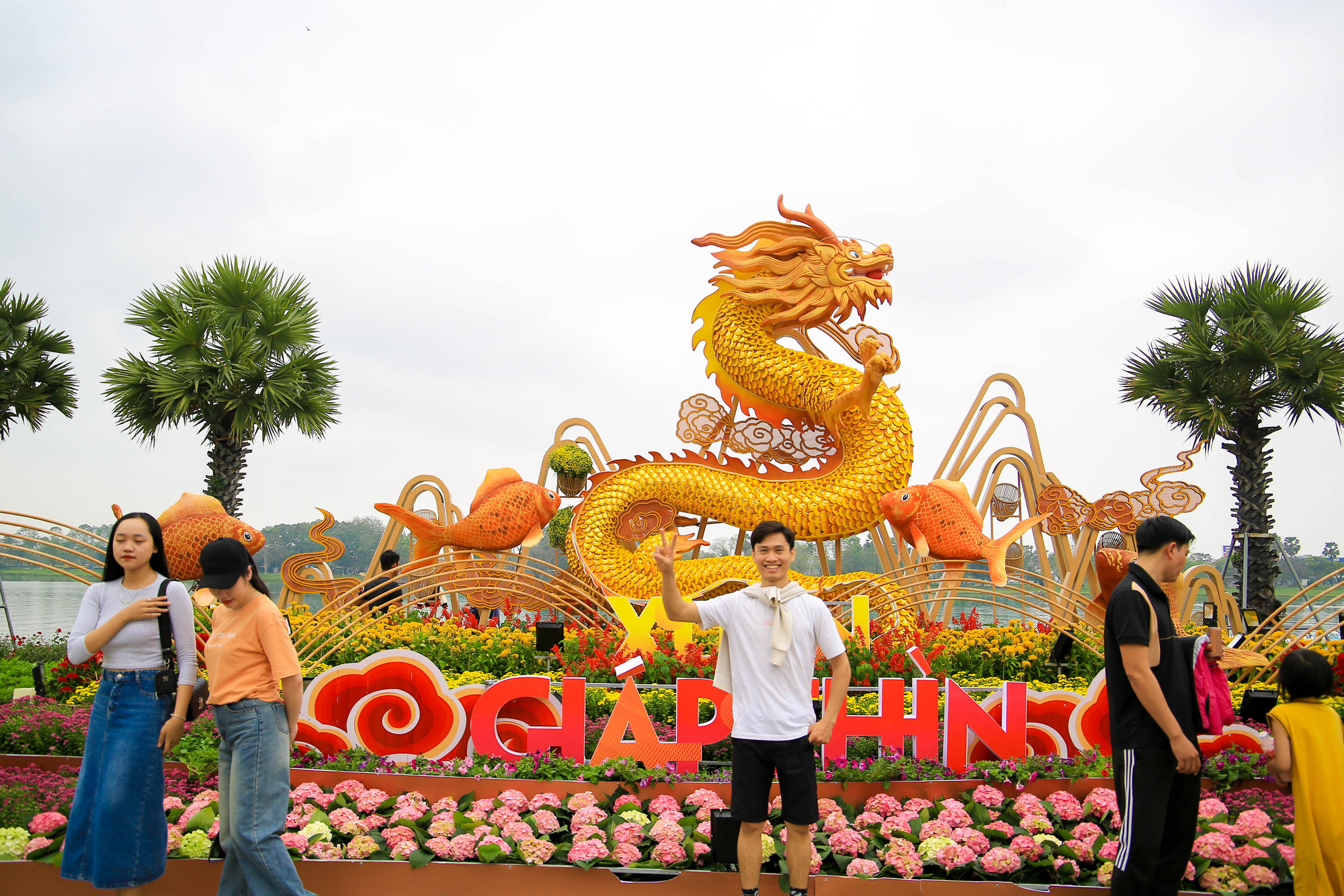 Anh Nguyễn Quốc Cường (đến từ Quảng Trị) nói: “Tôi rất ấn tượng với 3 linh vật rồng ở Huế, vừa thiết kế tinh xảo, vừa thể hiện nét đặc trưng của vùng đất Cố đô Huế. Rồng Huế cũng xứng đáng có được vị trí cao so với những linh vật rồng khác”. (Ảnh: Hoàng Hải)