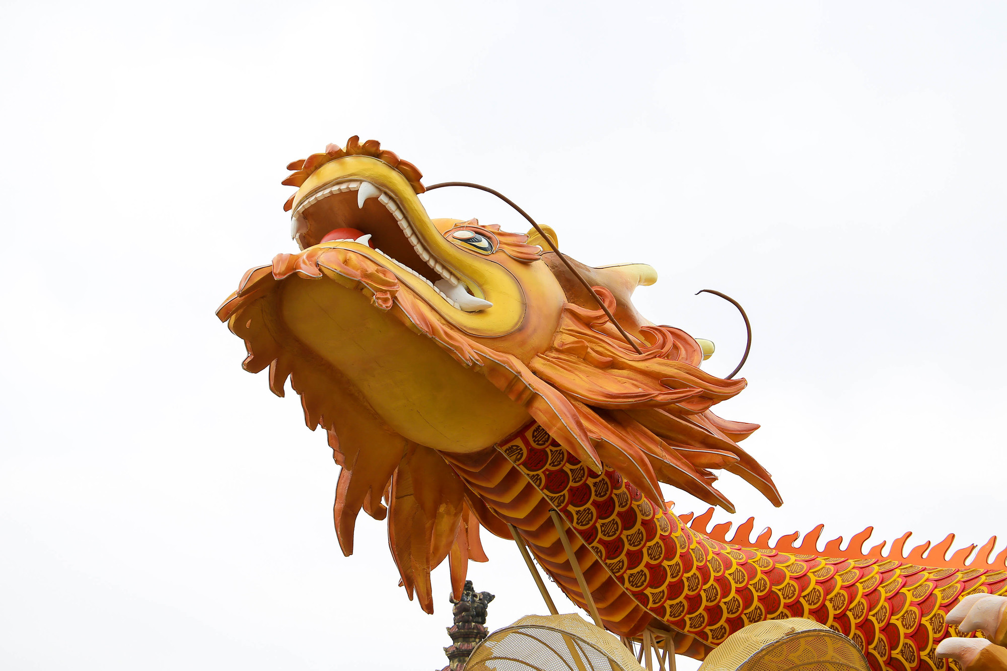 Đầu rồng vươn cao thể hiện khát vọng của Thừa Thiên Huế vươn lên phát triển, hướng đến trở thành thành phố trực thuộc Trung ương vào năm 2025.