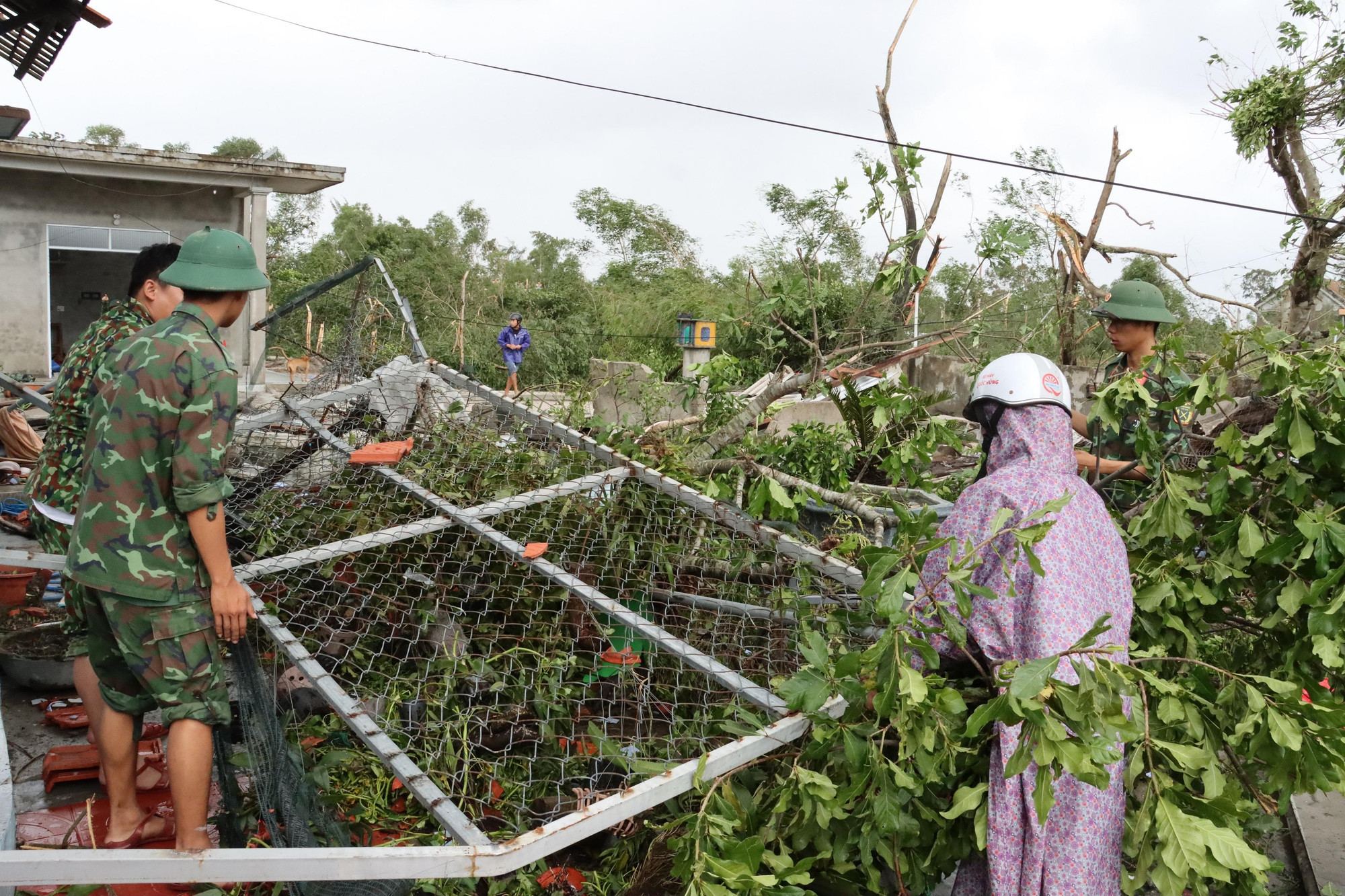 Để ổn định cuộc sống cho bà con nhân dân không phải ngày một ngày hai, nhưng sự có mặt của những người lính bộ đội cụ Hồ, kề vai, chung sức, giúp đỡ đồng bào lúc khó khăn đã làm ấm lòng đồng bào vùng bị bão lụt.