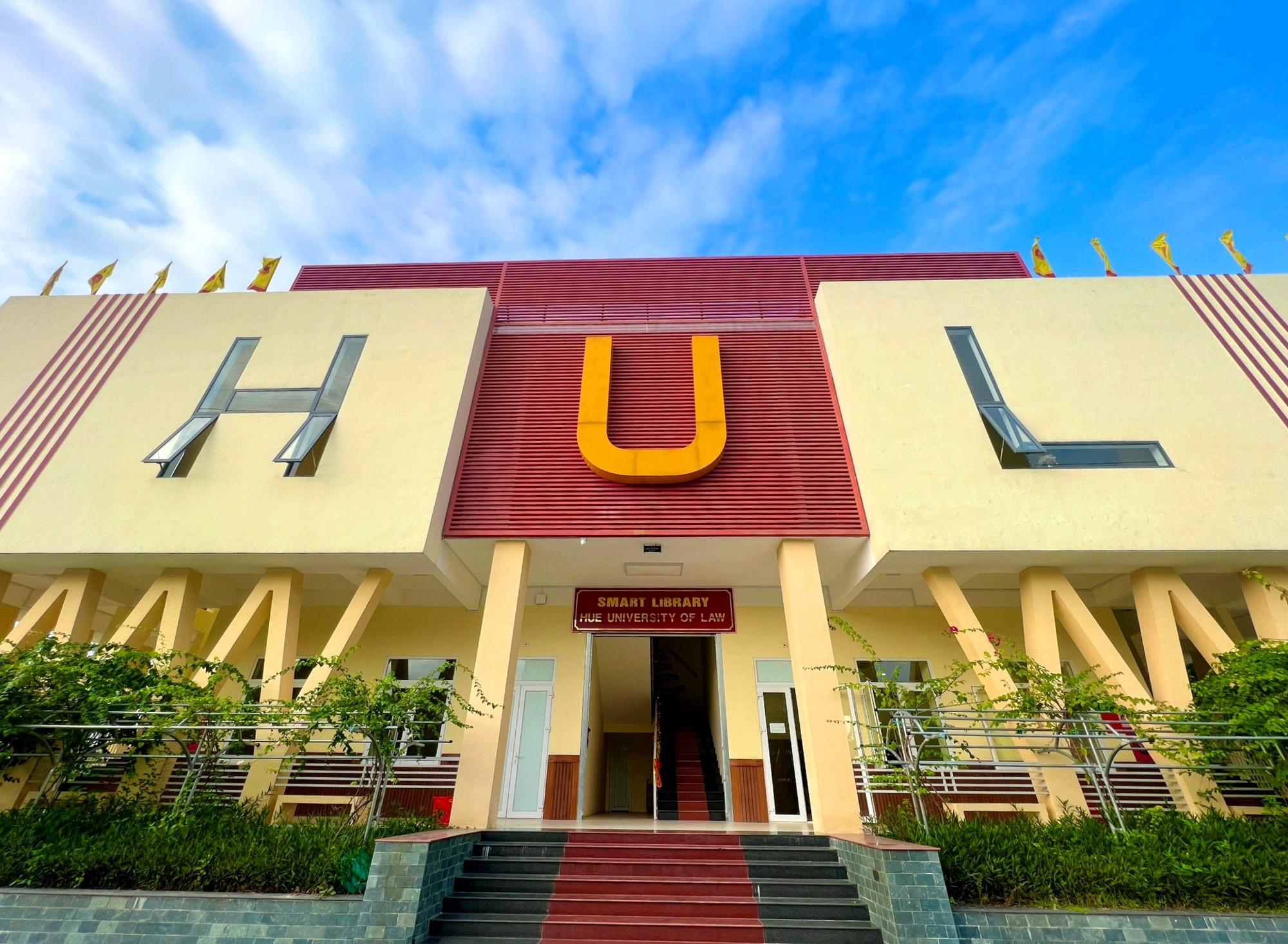 Bạn đang đau đầu vì không tìm thấy đủ nguồn tài liệu tham khảo trong quá trình học tập? Không gian học tập không thoải mái vì quá ồn ào? Hay đang kiếm tìm một nơi có đầy đủ cả 2 yếu tố trên?