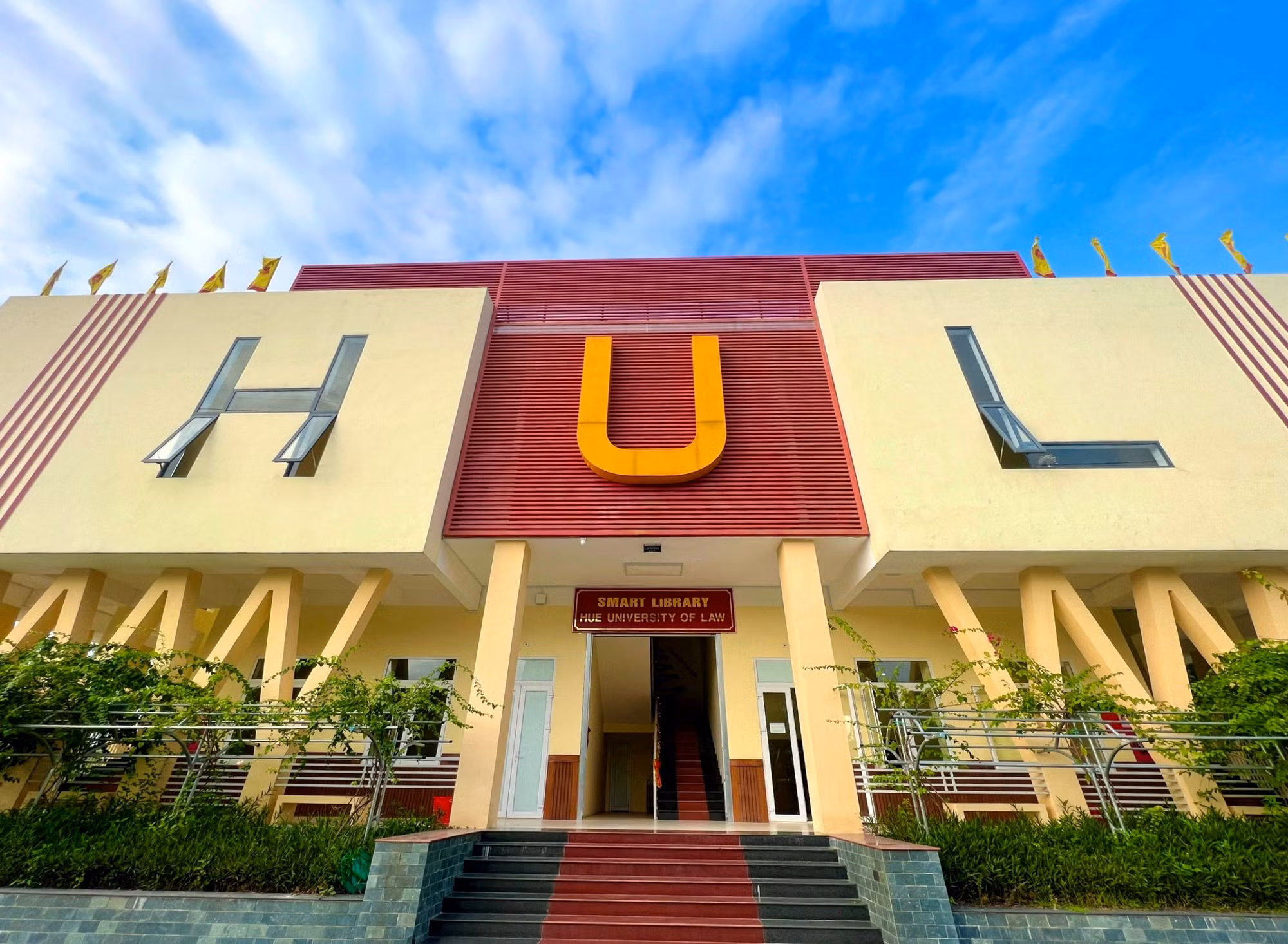 Bạn đang đau đầu vì không tìm thấy đủ nguồn tài liệu tham khảo trong quá trình học tập? Không gian học tập không thoải mái vì quá ồn ào? Hay đang kiếm tìm một nơi có đầy đủ cả 2 yếu tố trên?