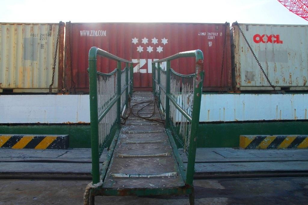 Các kiện hàng hóa chuẩn bị vận chuyển lên cảng.