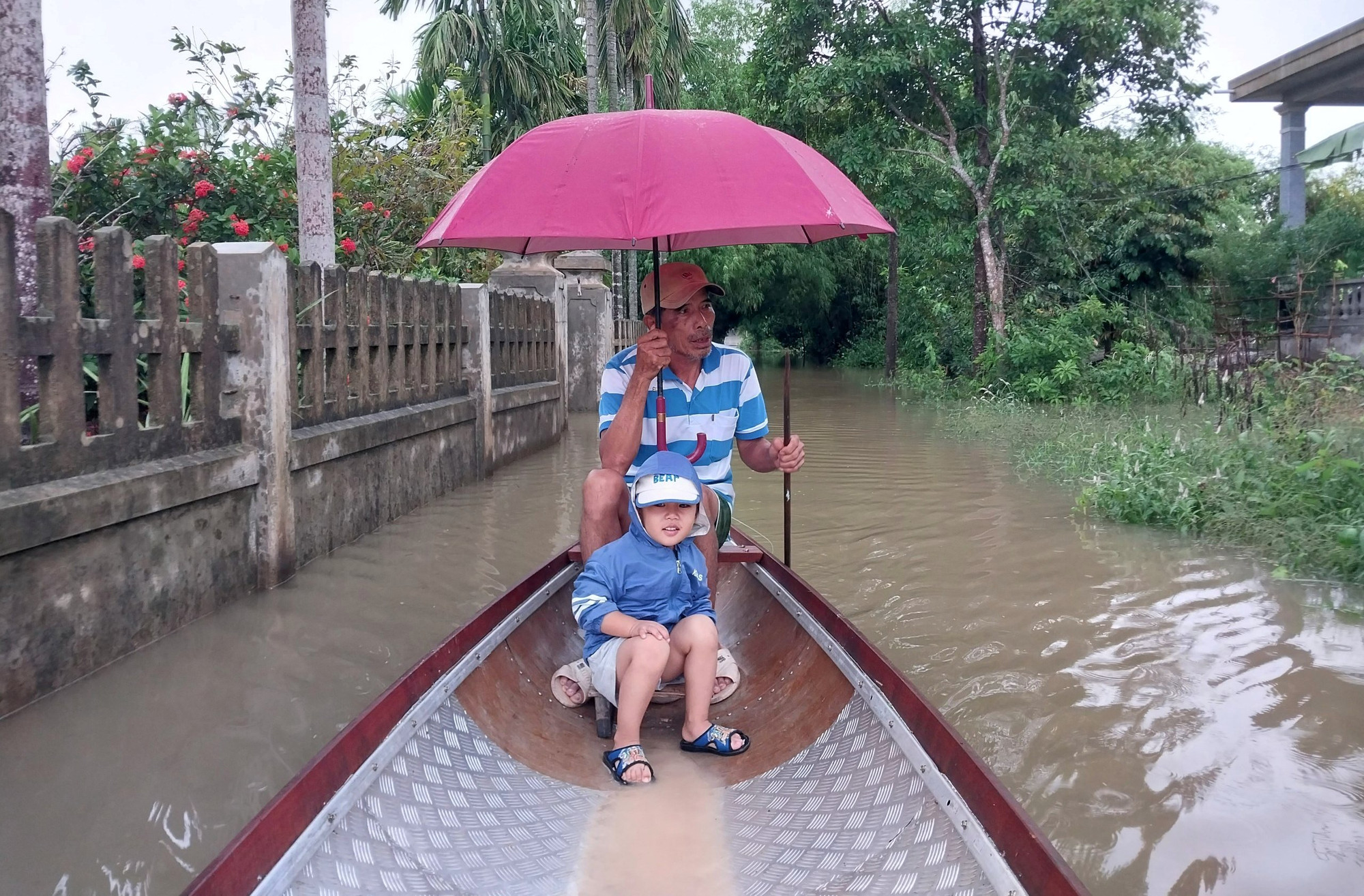 Là một vùng thấp trũng, nhiều tuyến đường xóm trong thôn Xuân Tùy, xã Quảng Phú bị ngập trên dưới 0,4m, nhiều hộ dân mang ghe ra để đi lại.