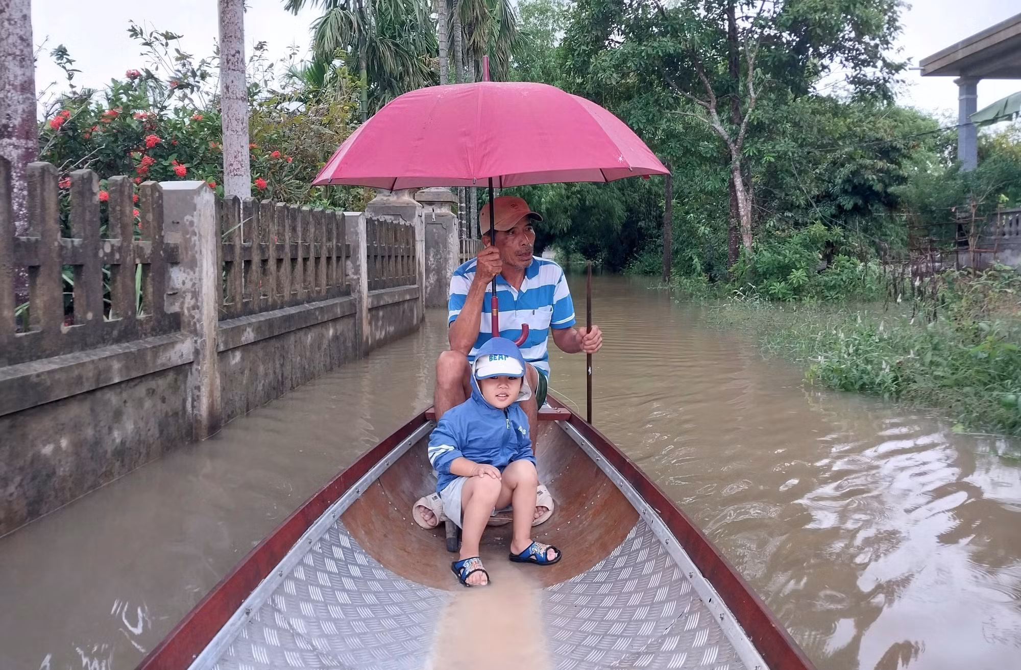 Là một vùng thấp trũng, nhiều tuyến đường xóm trong thôn Xuân Tùy, xã Quảng Phú bị ngập trên dưới 0,4m, nhiều hộ dân mang ghe ra để đi lại.