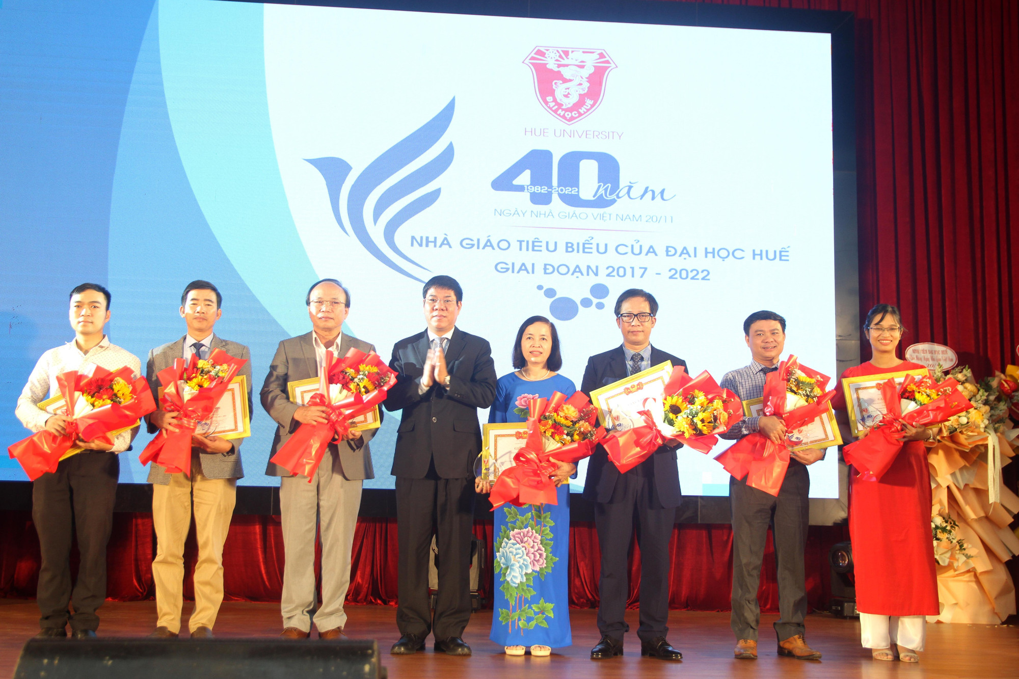 Khen thưởng 26 Nhà giáo tiêu biểu Đại học Huế giai đoạn 2017-2022 (Ảnh: Đại Dương). Khen thưởng 26 Nhà giáo tiêu biểu Đại học Huế giai đoạn 2017-2022 (Ảnh: Đại Dương).