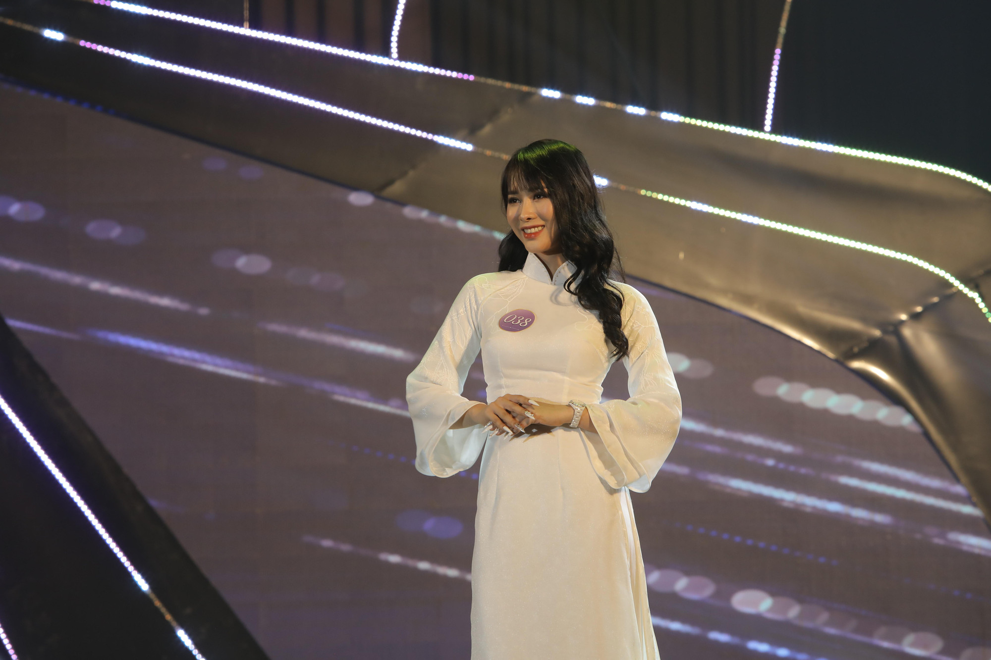 Các nữ golfer còn có phần thi trang phục áo dài.