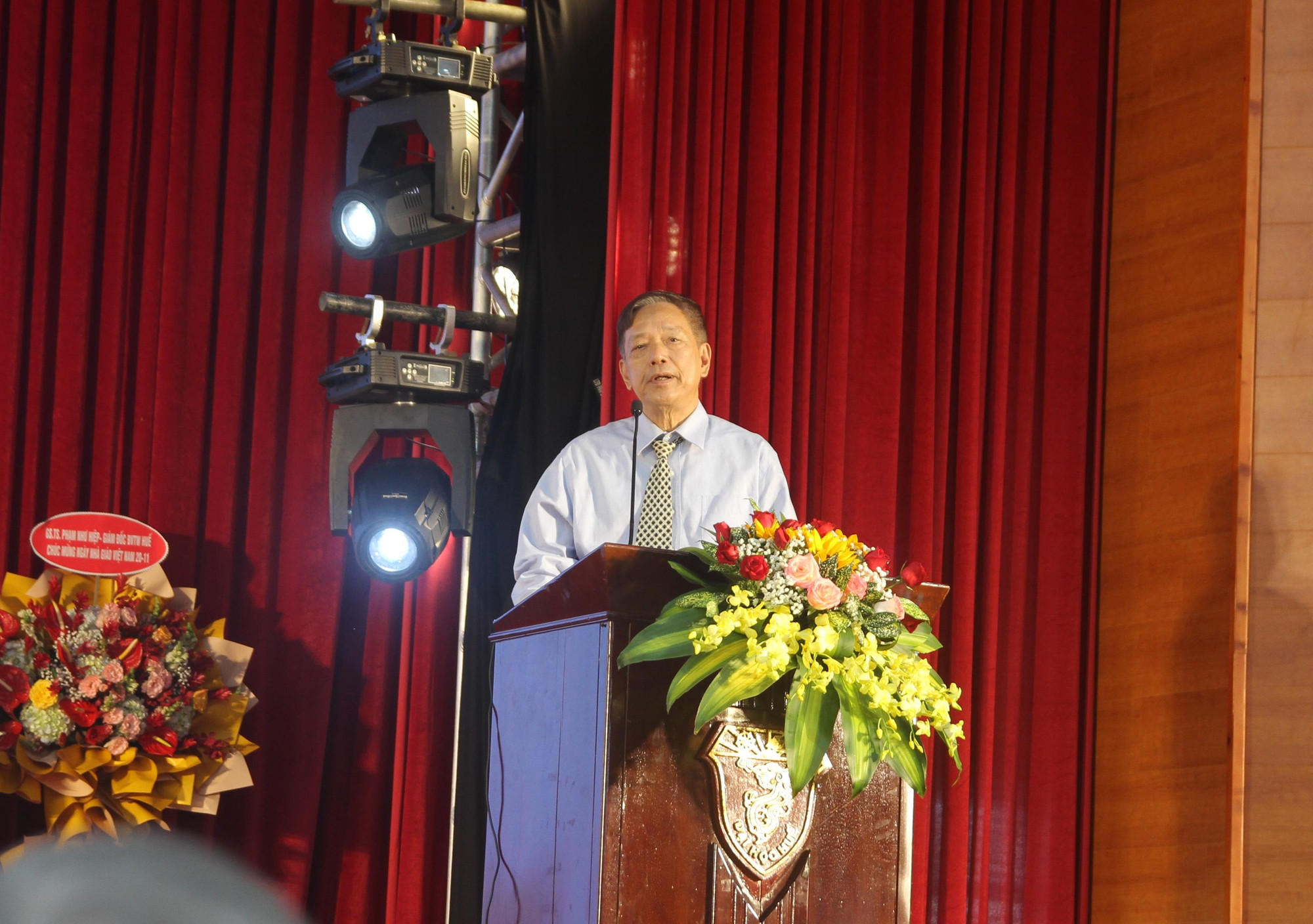 GS.TSKH. Nguyễn Viễn Thọ - nguyên Giám đốc Đại học Huế giai đoạn 1998-2006 phát biểu và chúc mừng sự thành công của Đại học Huế. GS.TSKH. Nguyễn Viễn Thọ - nguyên Giám đốc Đại học Huế giai đoạn 1998-2006 phát biểu và chúc mừng sự thành công của Đại học Huế.