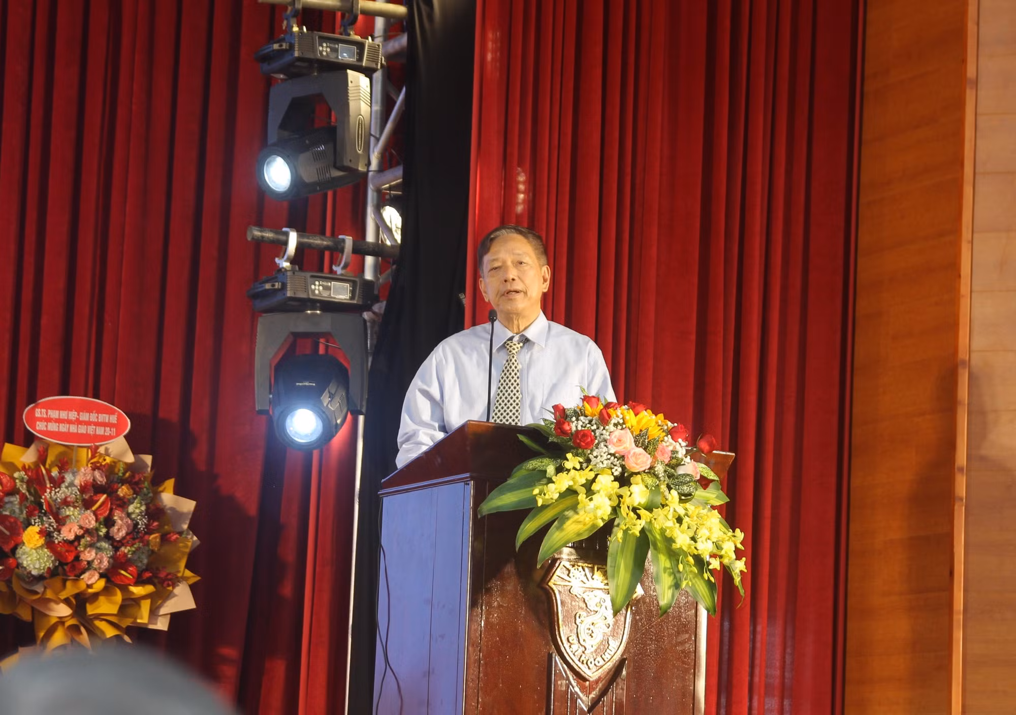 GS.TSKH. Nguyễn Viễn Thọ - nguyên Giám đốc Đại học Huế giai đoạn 1998-2006 phát biểu và chúc mừng sự thành công của Đại học Huế.