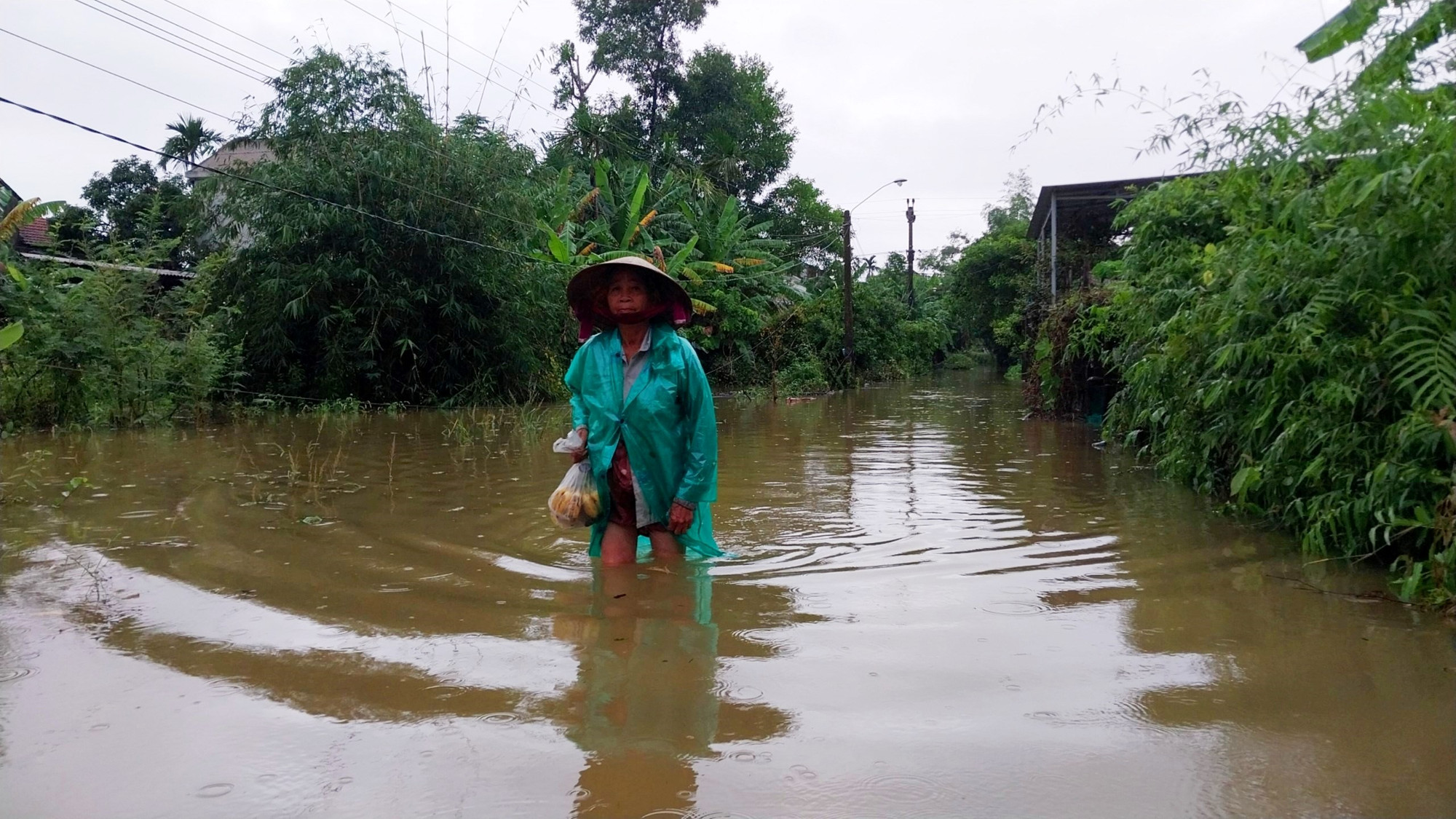 Mưa lớn gây ngập úng, ngập lụt cục bộ, thoát nước chậm ở một số tuyến đường nội đô TP Huế và các huyện Quảng Điền, Phong Điền.