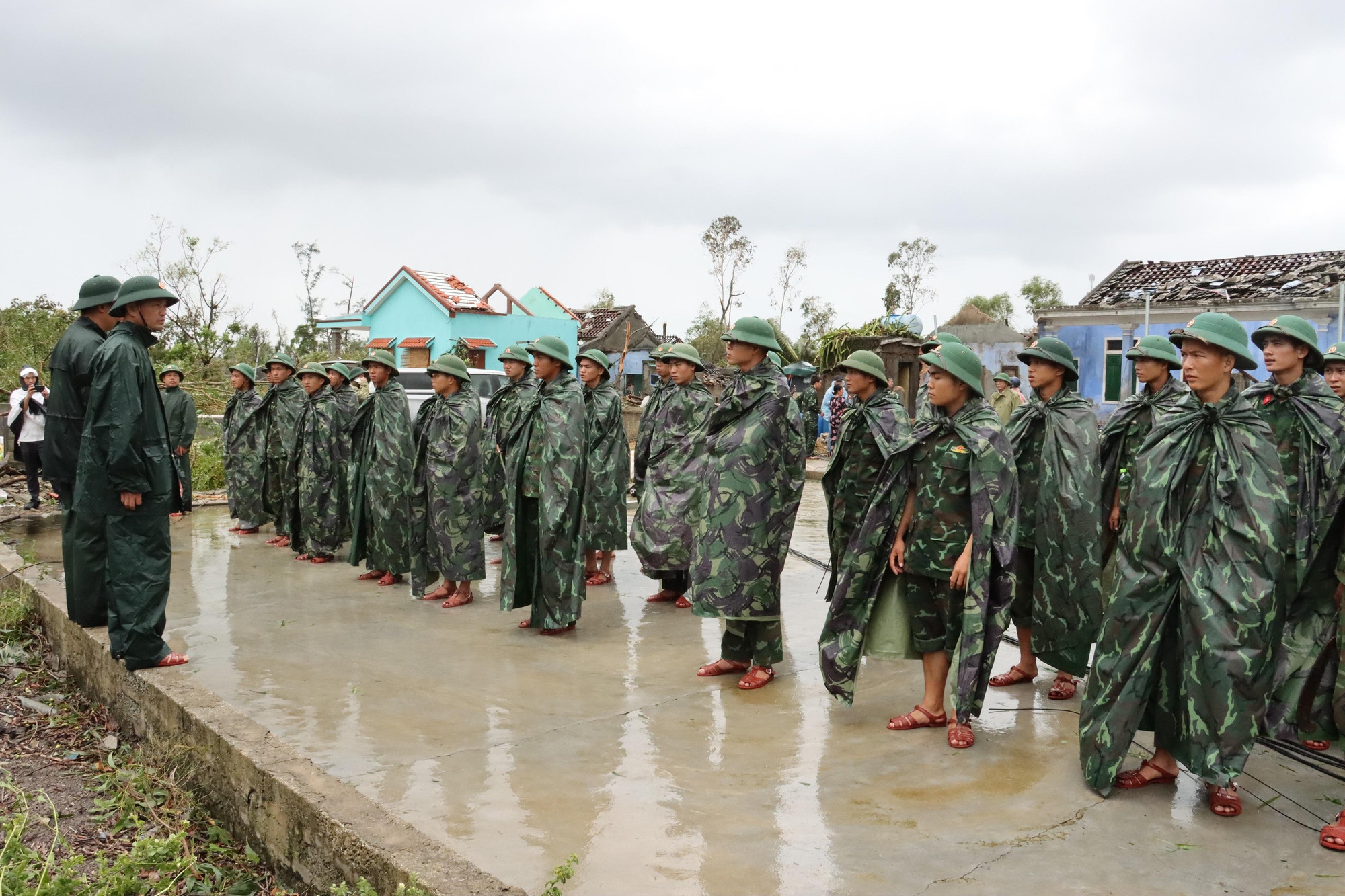 Để giúp đỡ bà con nhân dân sớm ổn định cuộc sống, Bộ Chỉ huy Quân sự tỉnh Thừa Thiên – Huế đã giao nhiệm vụ cho 70 cán bộ, chiến sĩ thuộc Trung đoàn 6, Ban Chỉ huy Quân sự huyện Phú Vang, phối hợp với cấp uỷ, chính quyền, lực lượng dân quân tự vệ, Bộ Chỉ huy Bộ đội Biên phòng tỉnh, Công an tỉnh sữa chữa nhà cửa, tổng dọn vệ sinh, góp phần cho bà con nhân dân sớm ổn định cuộc sống. (Ảnh: Trần Tình).