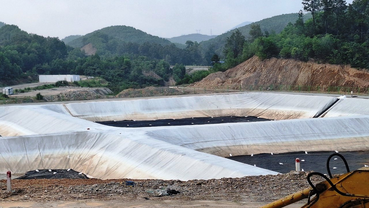 Khu vực chôn lấp tro rác thải được xây dựng ngay bên cạnh Nhà máy xử lý rác thải sinh hoạt Phú Sơn. Khu vực chôn lấp tro rác thải được xây dựng ngay bên cạnh Nhà máy xử lý rác thải sinh hoạt Phú Sơn.