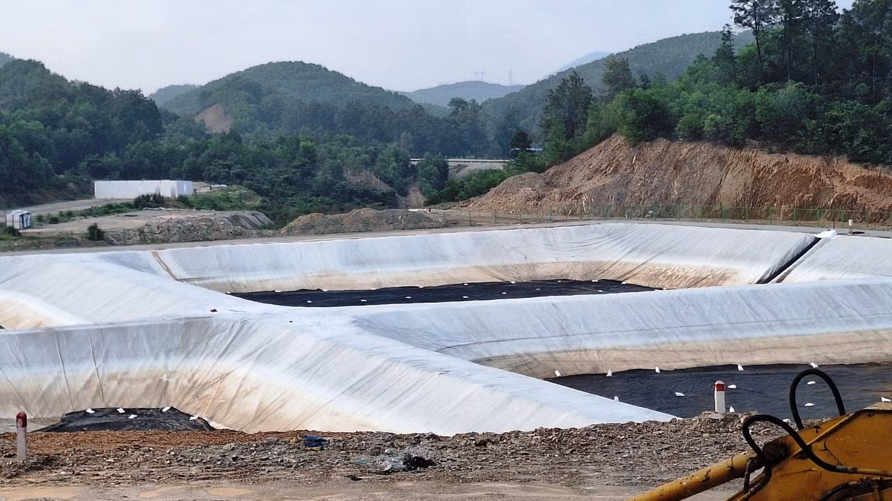 Khu vực chôn lấp tro rác thải được xây dựng ngay bên cạnh Nhà máy xử lý rác thải sinh hoạt Phú Sơn.