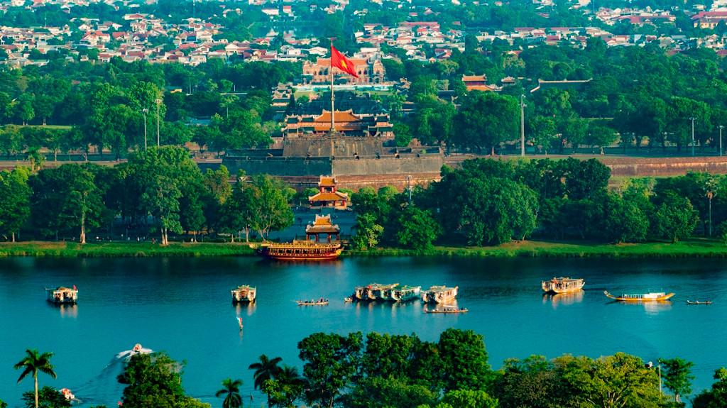 Hình ảnh cố đô Huế nên thơ nhìn từ trên cao xuống sông Hương trong giải đua ghe truyền thống mừng Quốc khánh 2/9. (Ảnh: Đình Hoàng) Hình ảnh cố đô Huế nên thơ nhìn từ trên cao xuống sông Hương trong giải đua ghe truyền thống mừng Quốc khánh 2/9. (Ảnh: Đình Hoàng)