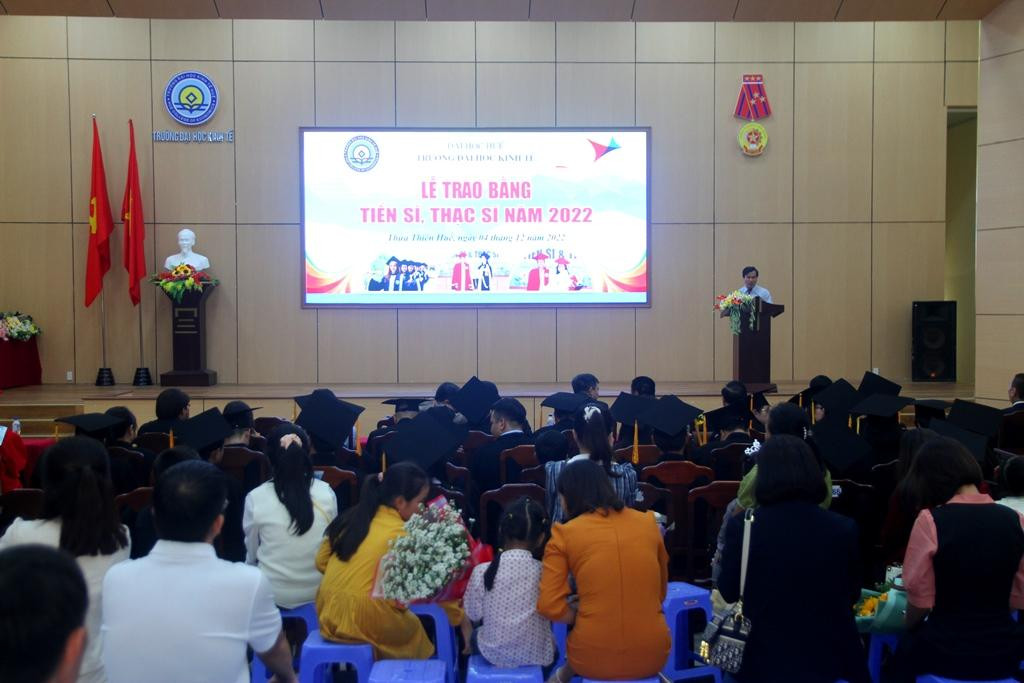 Nhiều gia đình cùng con nhỏ đến chúc mừng cha, mẹ là các tân tiến sĩ, tân thạc sĩ trong ngày vui. Nhiều gia đình cùng con nhỏ đến chúc mừng cha, mẹ là các tân tiến sĩ, tân thạc sĩ trong ngày vui.