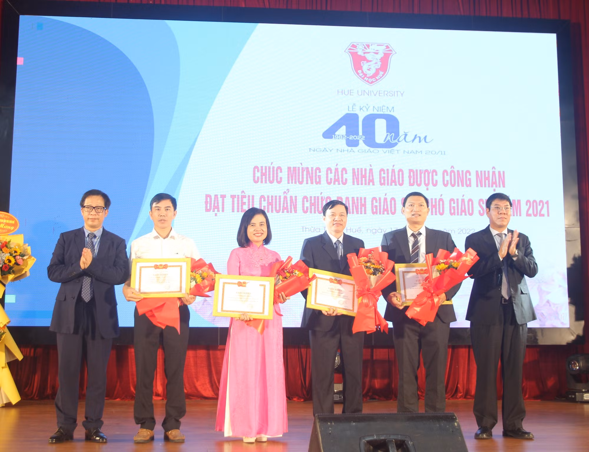 Giám đốc Đại học Huế chúc mừng các nhà giáo được công nhận đạt tiêu chuẩn chức danh Giáo sư, Phó Giáo sư năm 2021.