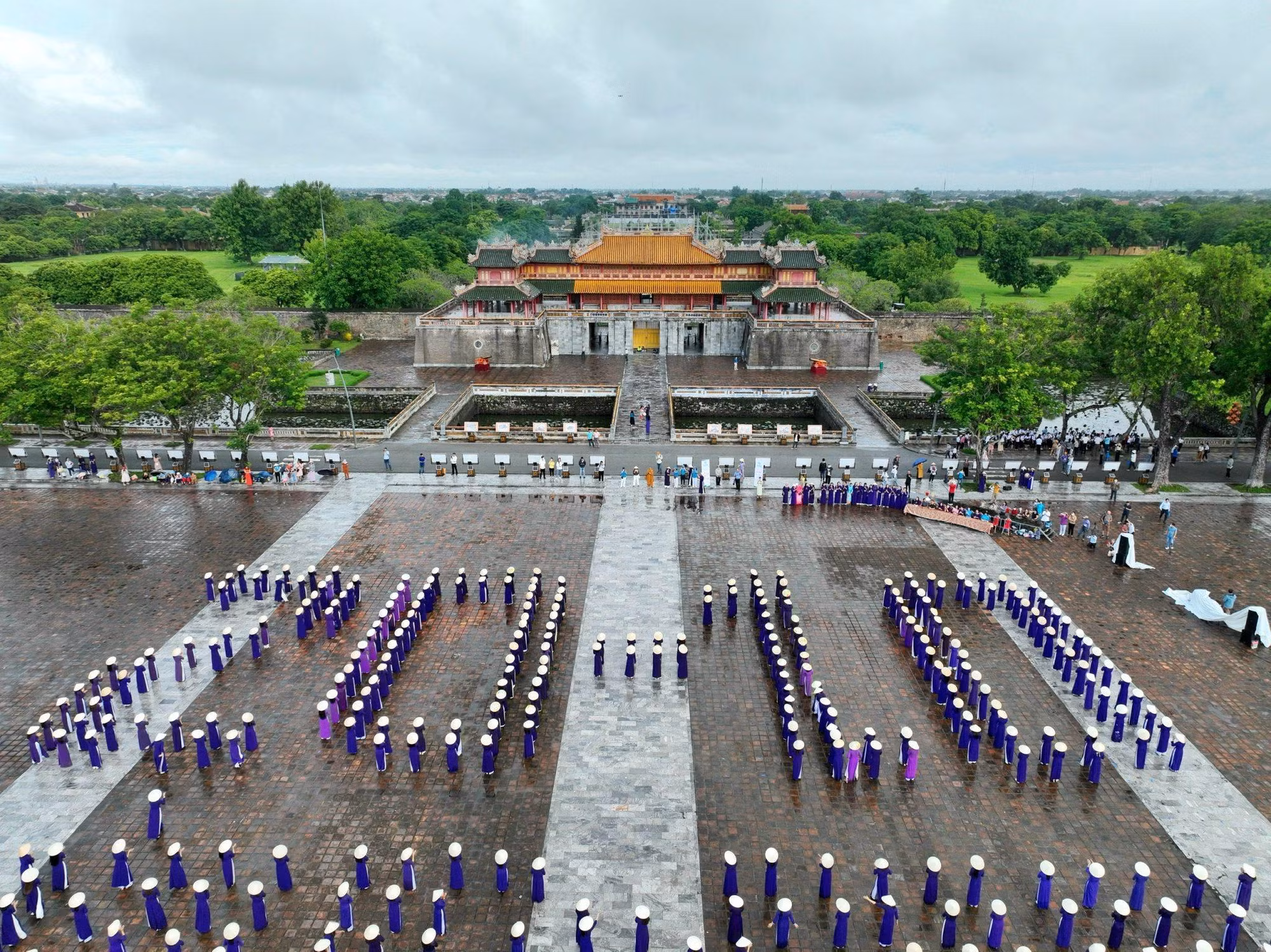 Những chữ lớn được tạo thành trên quảng trường Ngọ Môn - Huế mừng Ngày Phụ nữ Việt Nam 20-10 (Ảnh: Team Visit Huế).