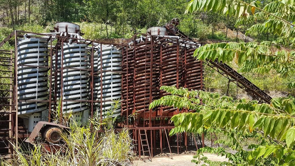 Được biết vào tháng 12/2015, UBND tỉnh Thừa Thiên - Huế có quyết định số 2868/QĐ-UB về việc cho Công ty Cổ phần Vật liệu và Công nghệ (Hà Nội) gia hạn sử dụng đất đang thuê để làm cơ sở xử lý quặng sắt tại xã Phú Sơn.