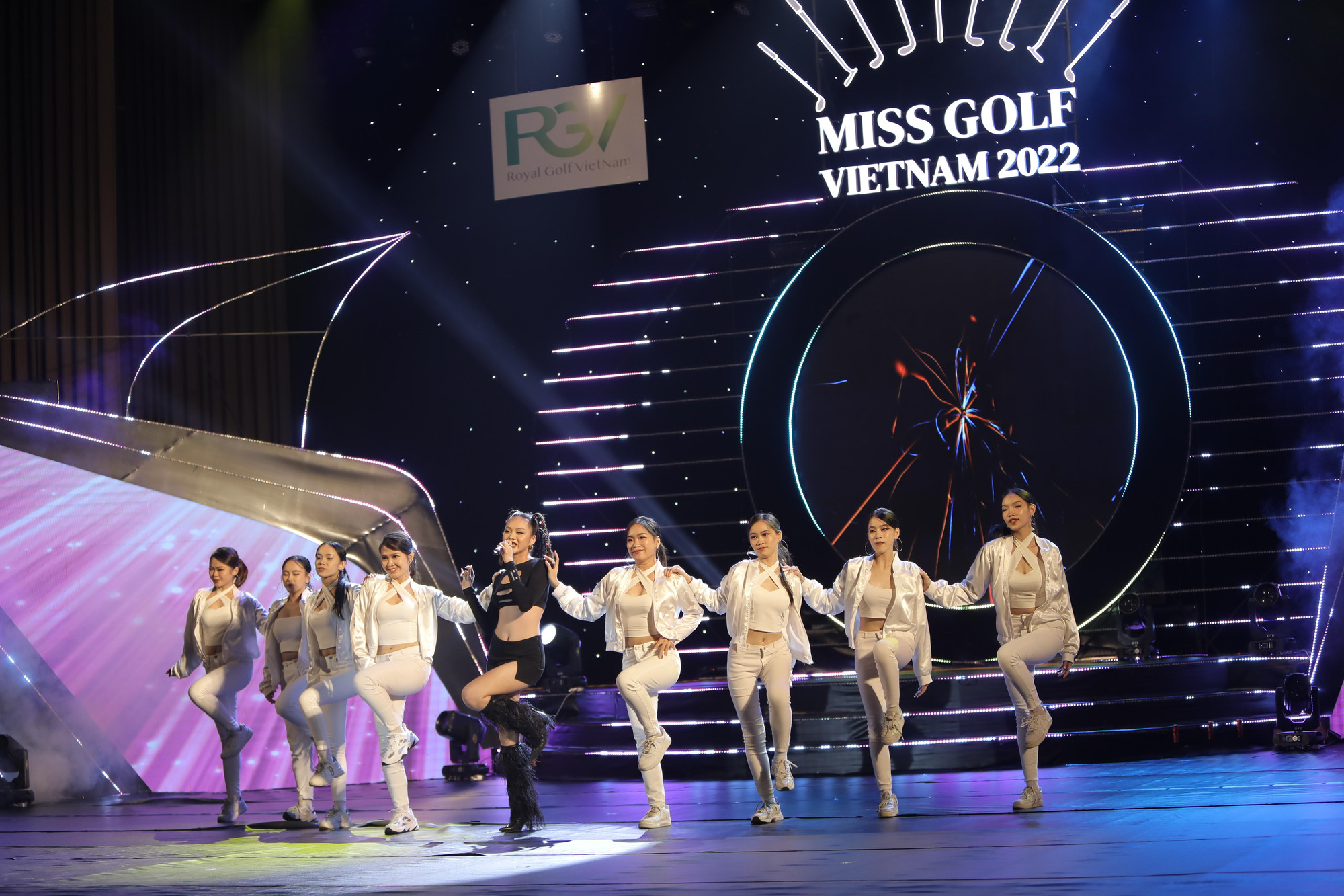 Màn trình diễn văn nghệ ấn tượng trong đêm chung kết diễn ra tại TP Huế.