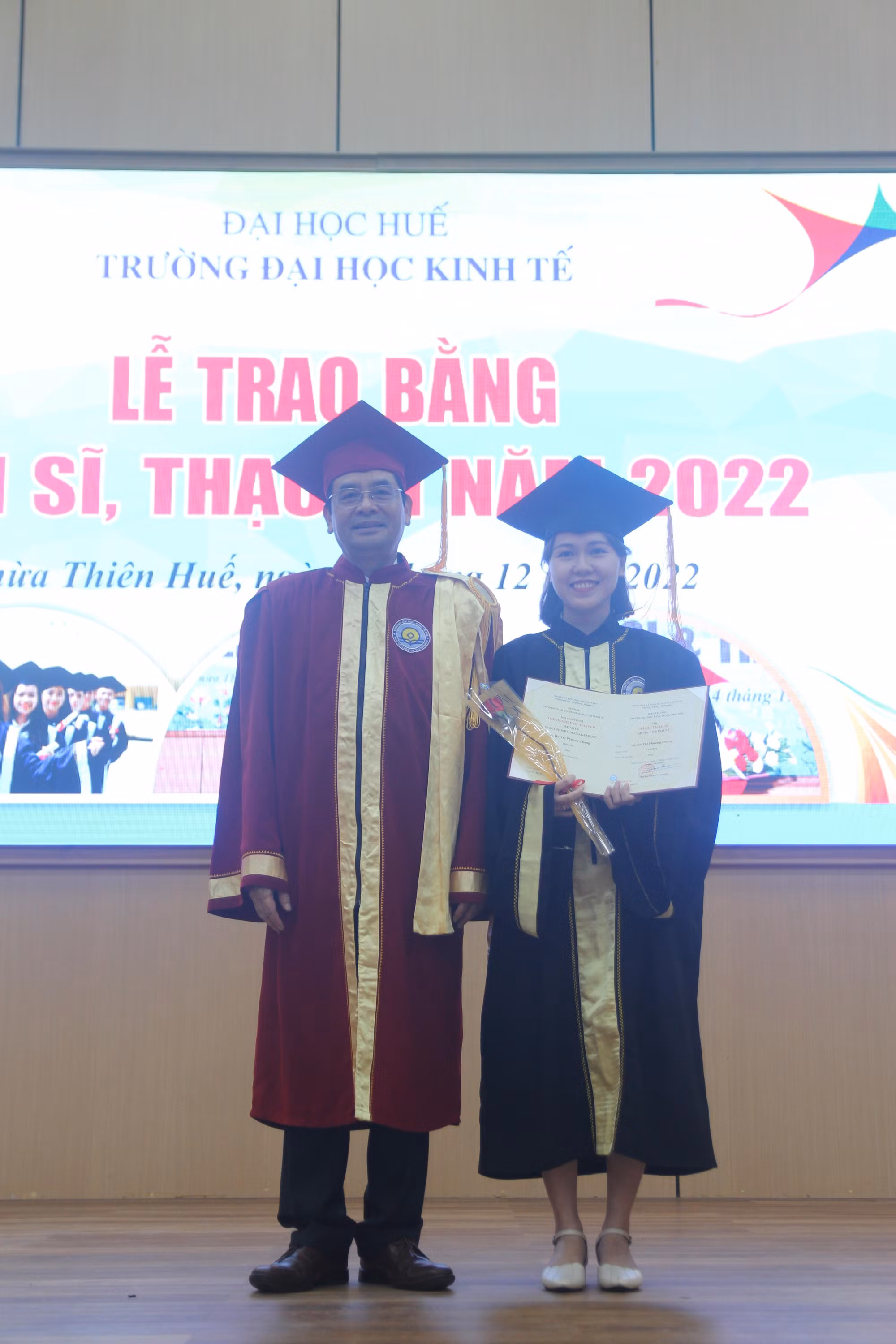Trao bằng cho tân thạc sĩ.
