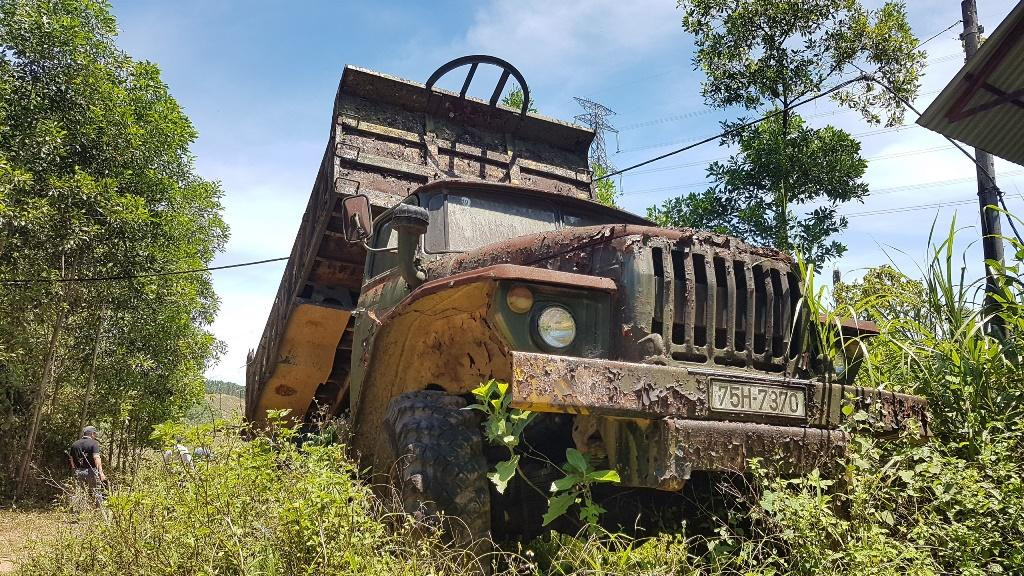 Nhiều thiết bị đã bị hoen rỉ, cây cỏ, dây leo bám vào cảm giác như một phim trường phim viễn tưởng, kinh dị.