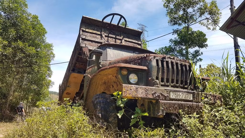 Nhiều thiết bị đã bị hoen rỉ, cây cỏ, dây leo bám vào cảm giác như một phim trường phim viễn tưởng, kinh dị.