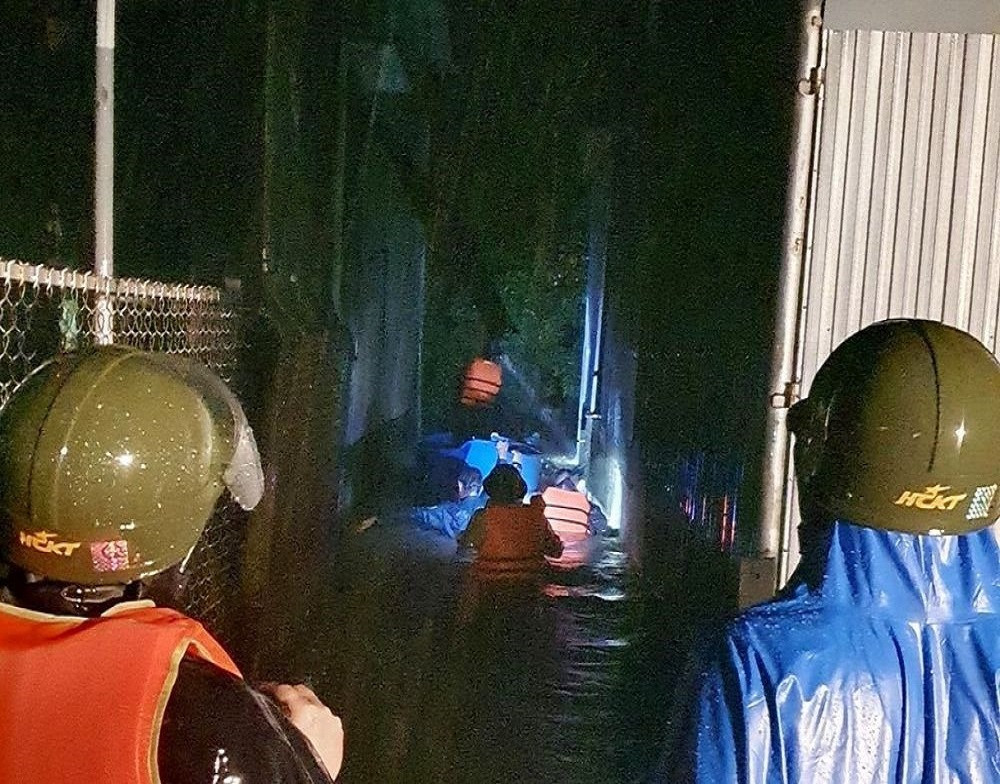 Trong đêm 10 rạng sáng 11/10, phường Hương Văn đã di dời 6 người dân đến nơi an toàn. Do mưa lớn, một số tuyến đường ở phường Hương Văn bị ngập sâu.