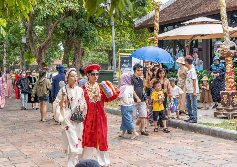 Nhiều du khách thuê cổ phục đi tham quan và chụp ảnh.