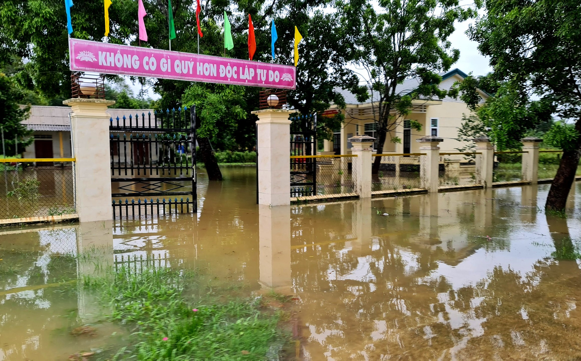 Điện lực Phong Điền cho biết, mưa lớn và sét đêm 10/10 đã gây ra sự cố lưới điện, làm khoảng 7.000 khách hàng không có điện, đơn vị đã khắc phục xong sự cố vào trưa 11/10.