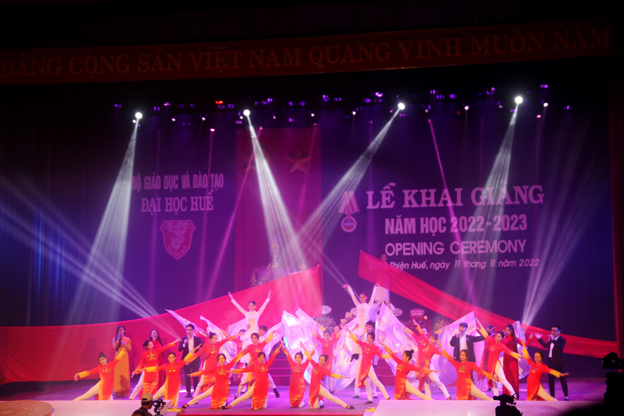 Những hình ảnh tươi vui, rực rỡ, đoàn kết tại lễ khai giảng chung lần đầu tiên của Đại học Huế. Những hình ảnh tươi vui, rực rỡ, đoàn kết tại lễ khai giảng chung lần đầu tiên của Đại học Huế.