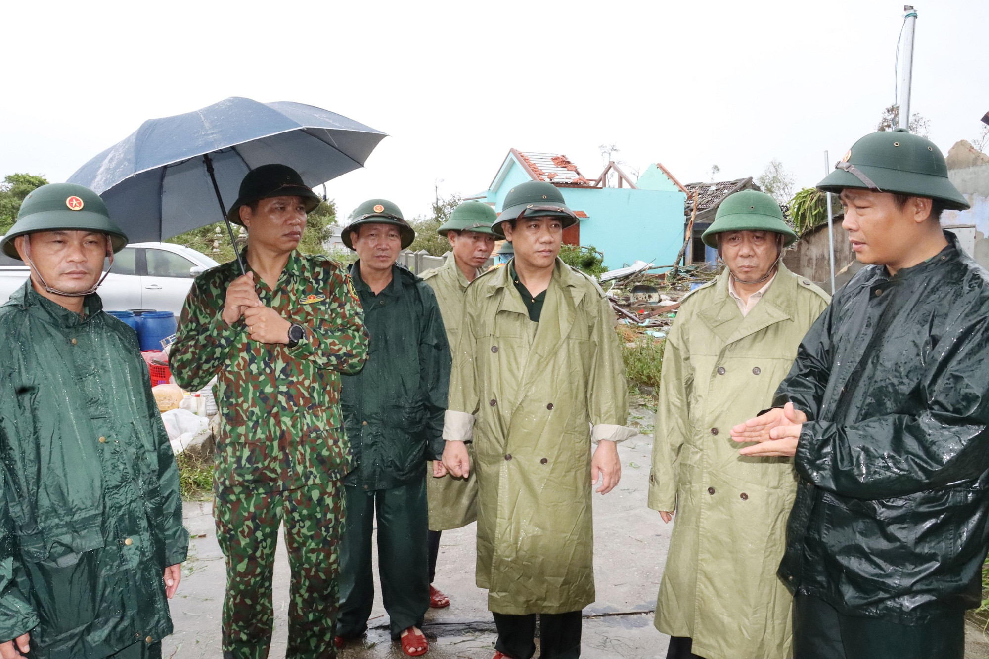 Bộ Chỉ huy Quân sự tỉnh hội ý với lãnh đạo huyện Phú Vang cách giúp dân nhanh chóng, khẩn trương, hiệu quả sau bão.