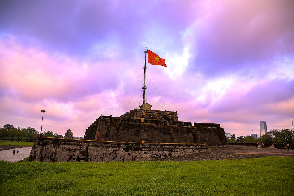 Một góc nhìn khác Kỳ Đài trước Ngọ Môn.