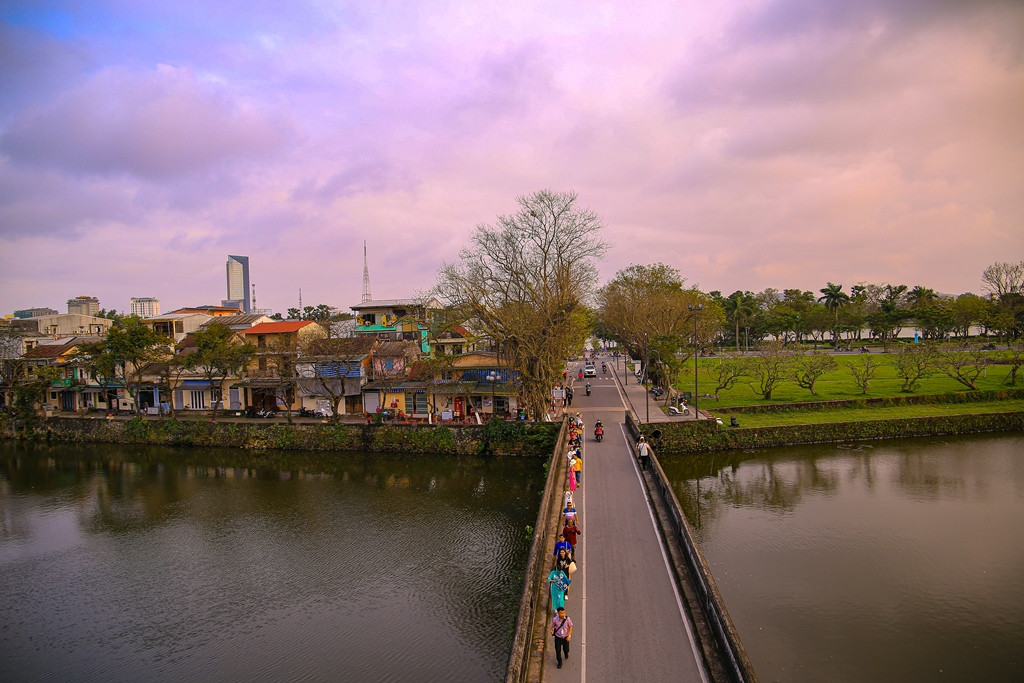 Tường Kinh thành Huế từ trên cao nhìn xuống với nhiều đoàn khách du lịch tiến vào tham quan.