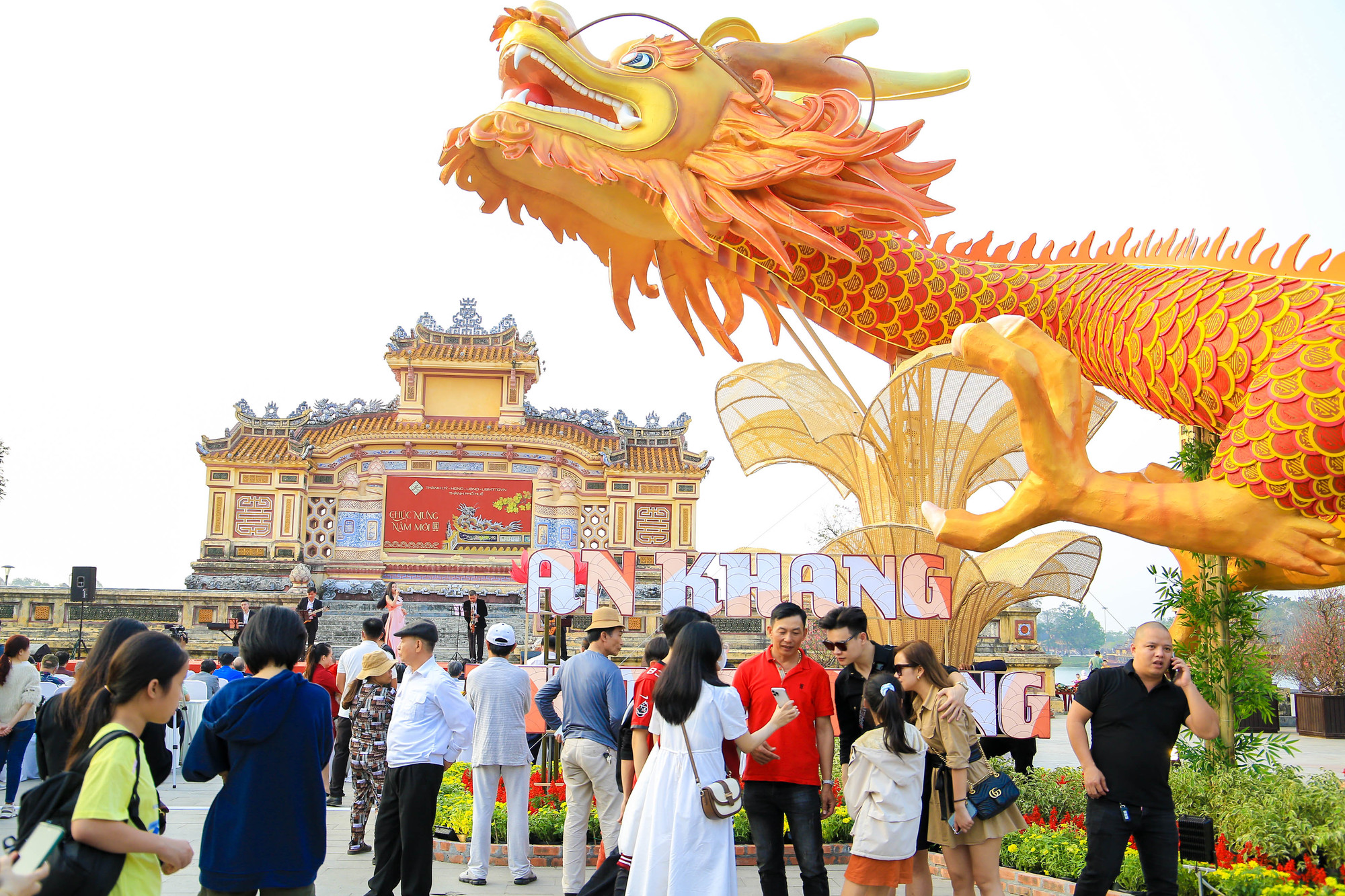 2 con rồng thu hút hàng nghìn lượt tham quan của người dân và du khách mỗi ngày.