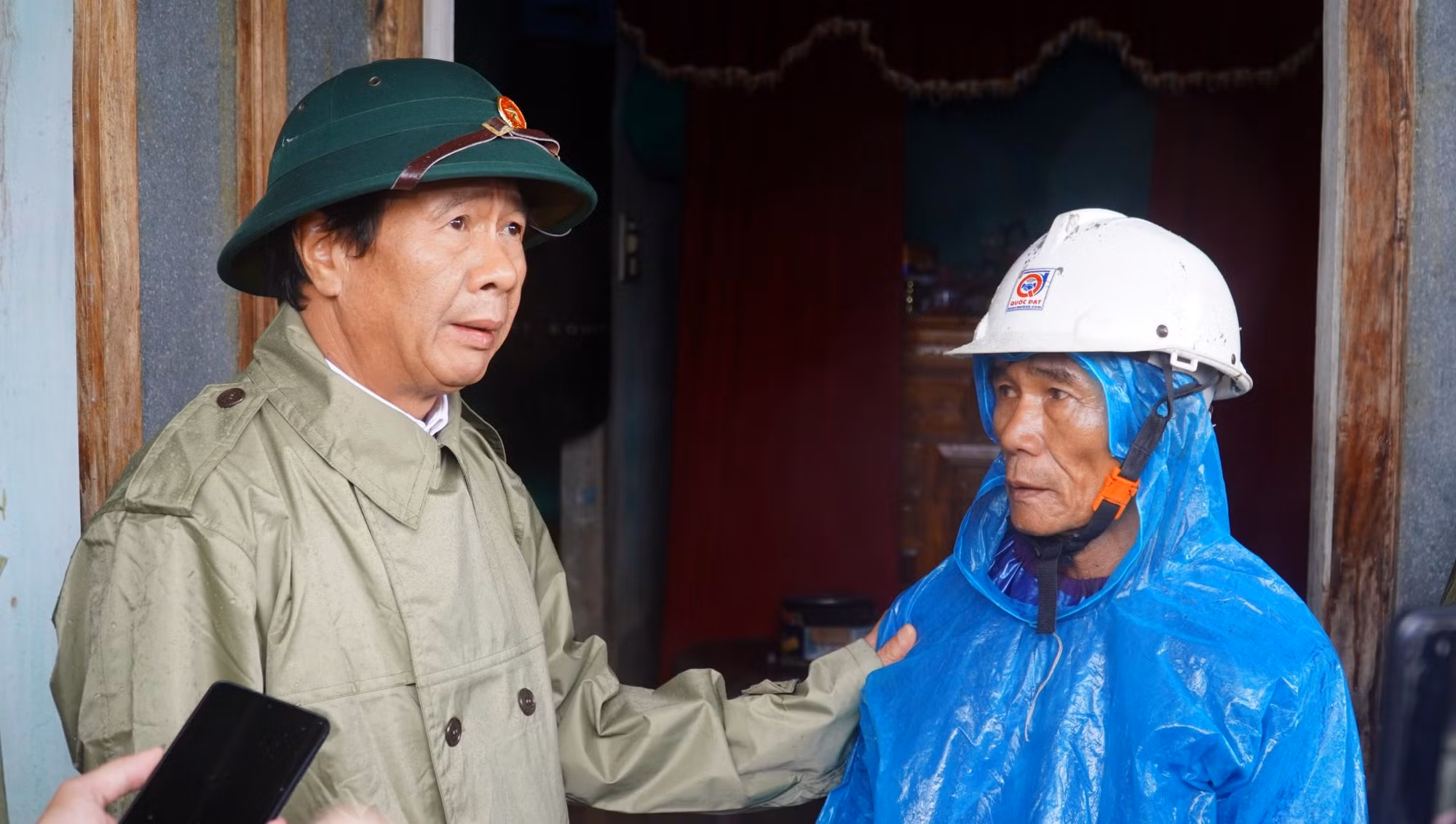 Phó Thủ tướng mong muốn bà con nỗ lực vượt qua mọi khó khăn, sớm ổn định cuộc sống.