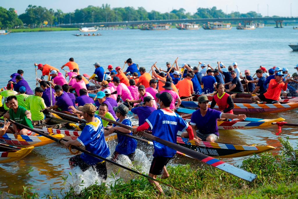 Giải đua ghe mừng Quốc khánh là giải đua lớn nhất tỉnh trong năm. Giải đua ghe mừng Quốc khánh là giải đua lớn nhất tỉnh trong năm.