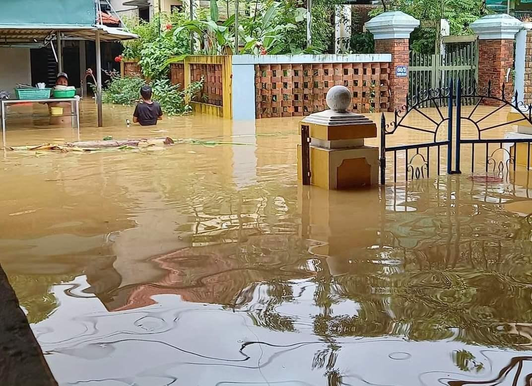 Một ngôi nhà ở bờ nam sông Hương nước ngập gần hết nóc cổng. Một ngôi nhà ở bờ nam sông Hương nước ngập gần hết nóc cổng.