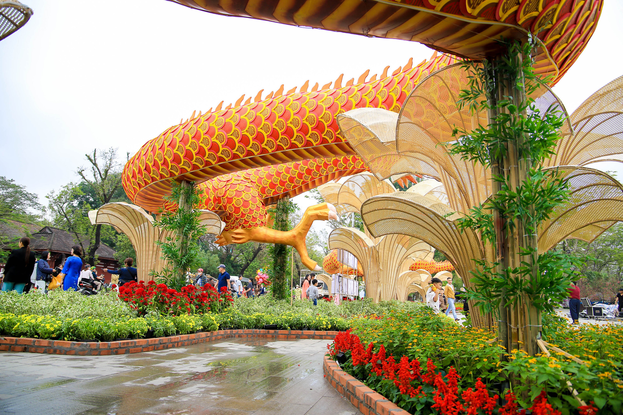 Thân rồng mảnh mai, uốn lượn kết hợp với tạo hình trăm hoa đua nở, dáng hình rồng với ý nghĩa mang lại sự bình an trong dịp đầu năm mới.