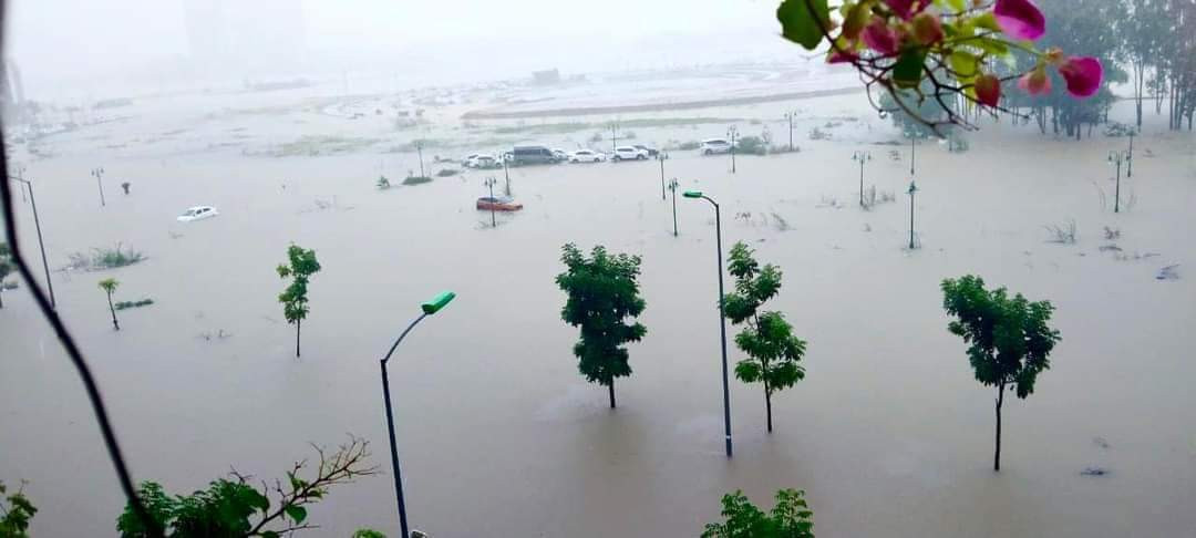 Nhiều xe ô tô tại khu đô thị mới phía Đông Nam TP Huế bị ngập trong lũ.