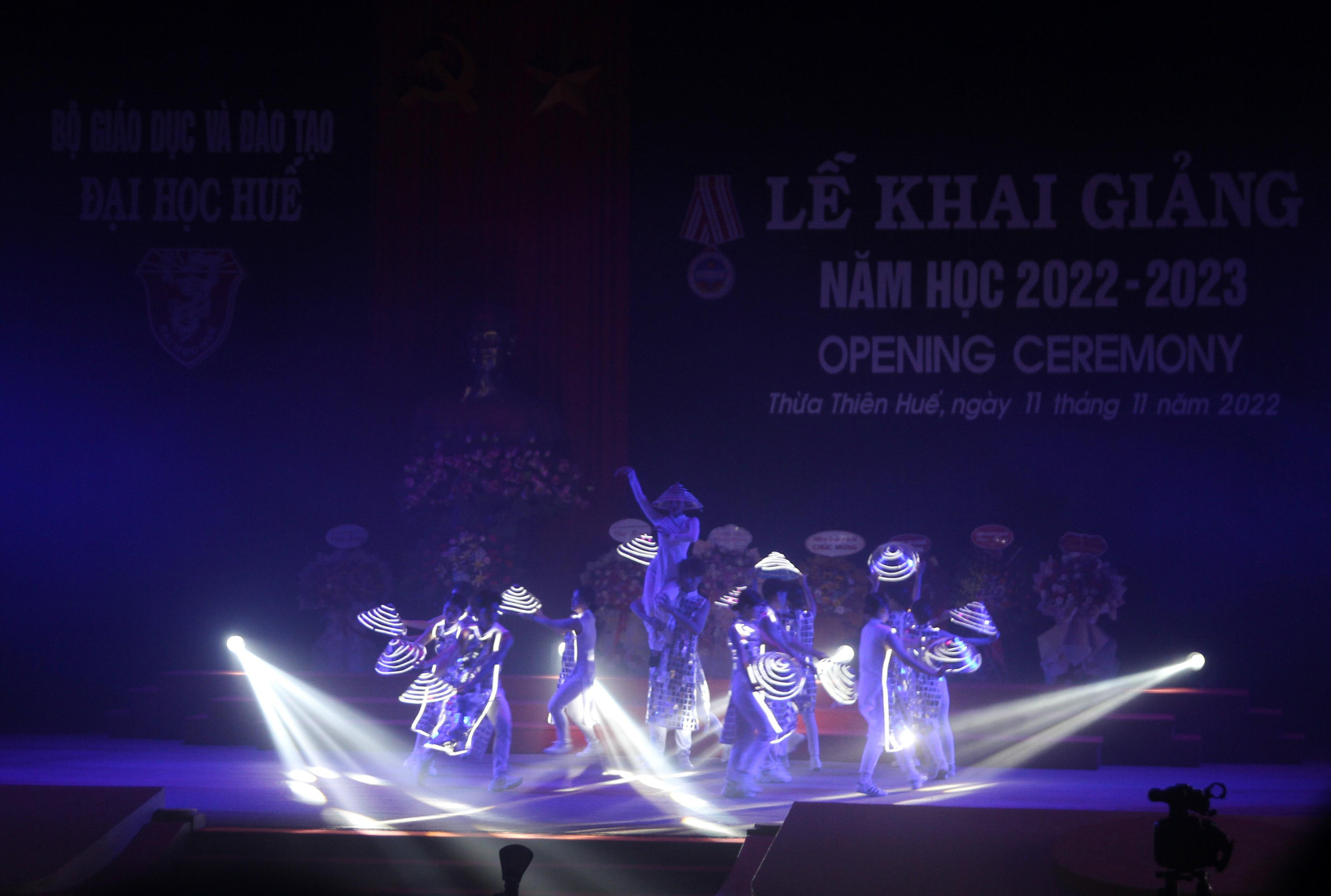 Xen lẫn là những tiết mục múa đương đại với màu sắc Huế cổ kính - hiện đại. Xen lẫn là những tiết mục múa đương đại với màu sắc Huế cổ kính - hiện đại.