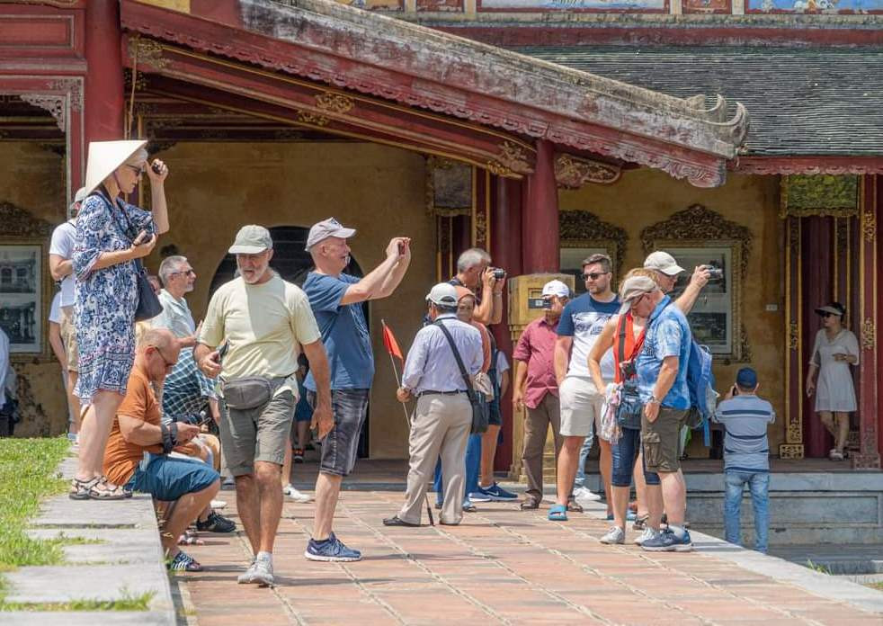 Doanh thu từ dịch vụ du lịch ước đạt 78 tỉ đồng, tăng 44,4%; khách lưu trú ước đạt 36.570 lượt, tăng 37,7% so năm ngoái, trong đó có 10.690 lượt khách quốc tế, tăng 226,7%.