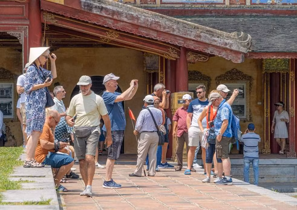 Doanh thu từ dịch vụ du lịch ước đạt 78 tỉ đồng, tăng 44,4%; khách lưu trú ước đạt 36.570 lượt, tăng 37,7% so năm ngoái, trong đó có 10.690 lượt khách quốc tế, tăng 226,7%.