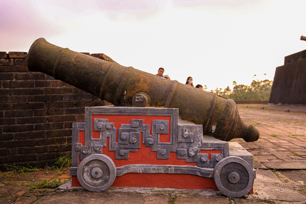 Những khẩu súng thần công được đặt trên bờ thành.