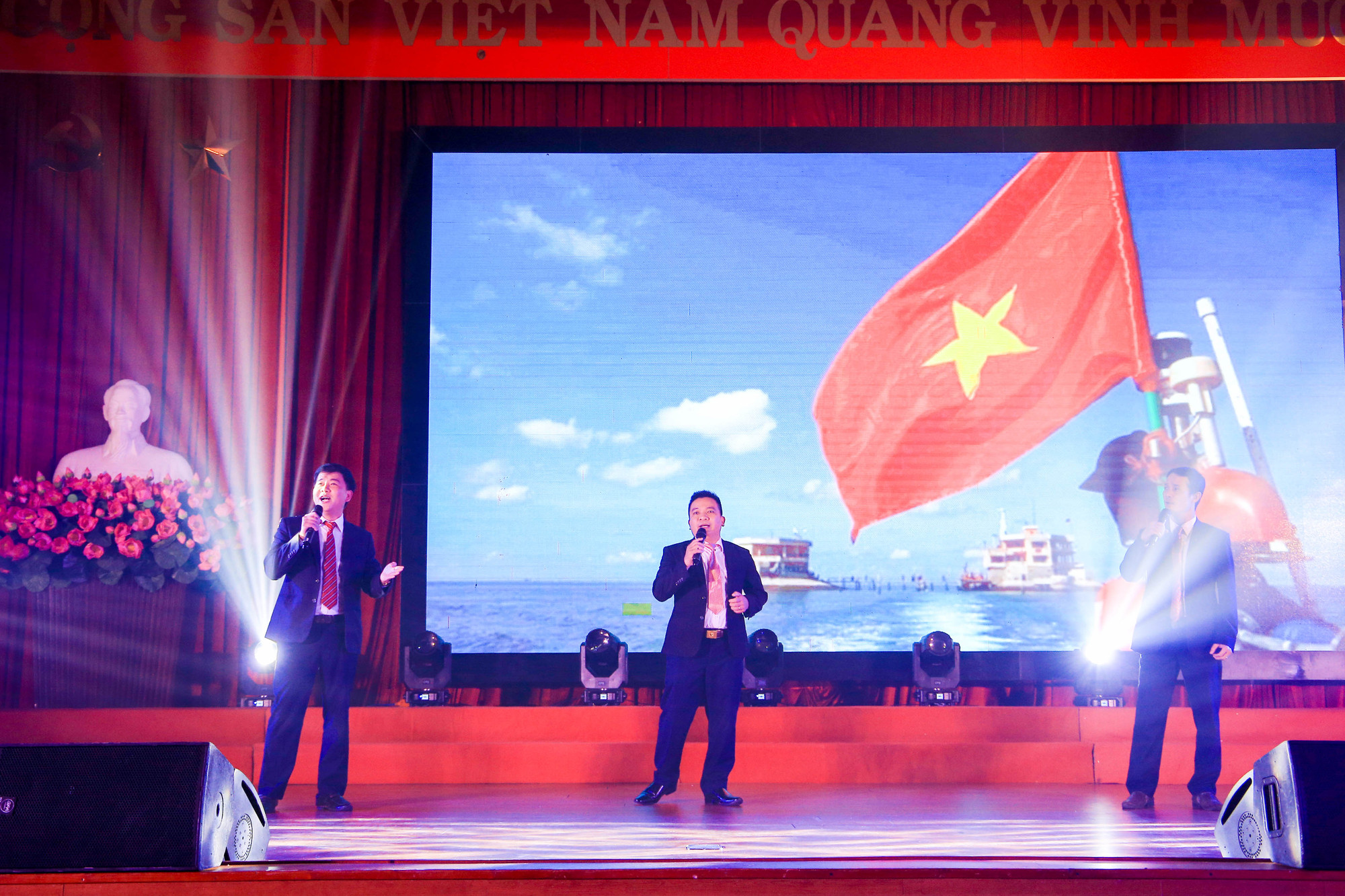 “Hôm nay chúng ta thấy được phần trình diễn của các thầy cô, và hi vọng sẽ có nhiều cuộc thi hơn nữa để thấy rằng, các thầy cô không chỉ là những người trên bục giảng mà còn thể hiện được tài năng của mình trong các hoạt động”, PGS.TS Lê Anh Phương nhấn mạnh.